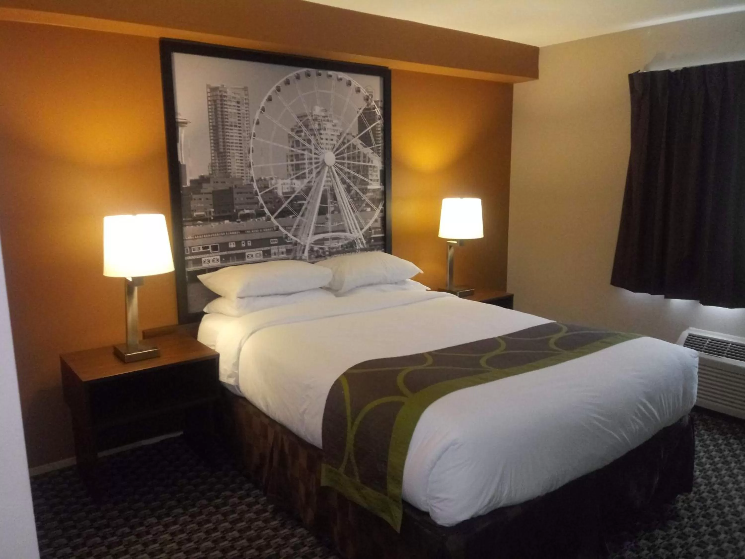 Queen Room - Mobility Access/Non-Smoking in Super 8 by Wyndham Lynnwood