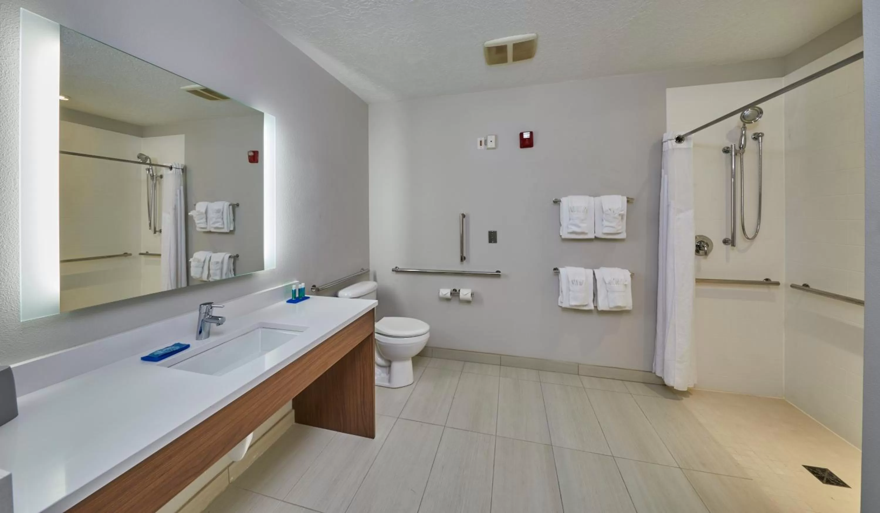 Queen Suite with Two Queen Beds and Communication Accessible Tub in Holiday Inn Express Hotel & Suites Medford-Central Point by IHG