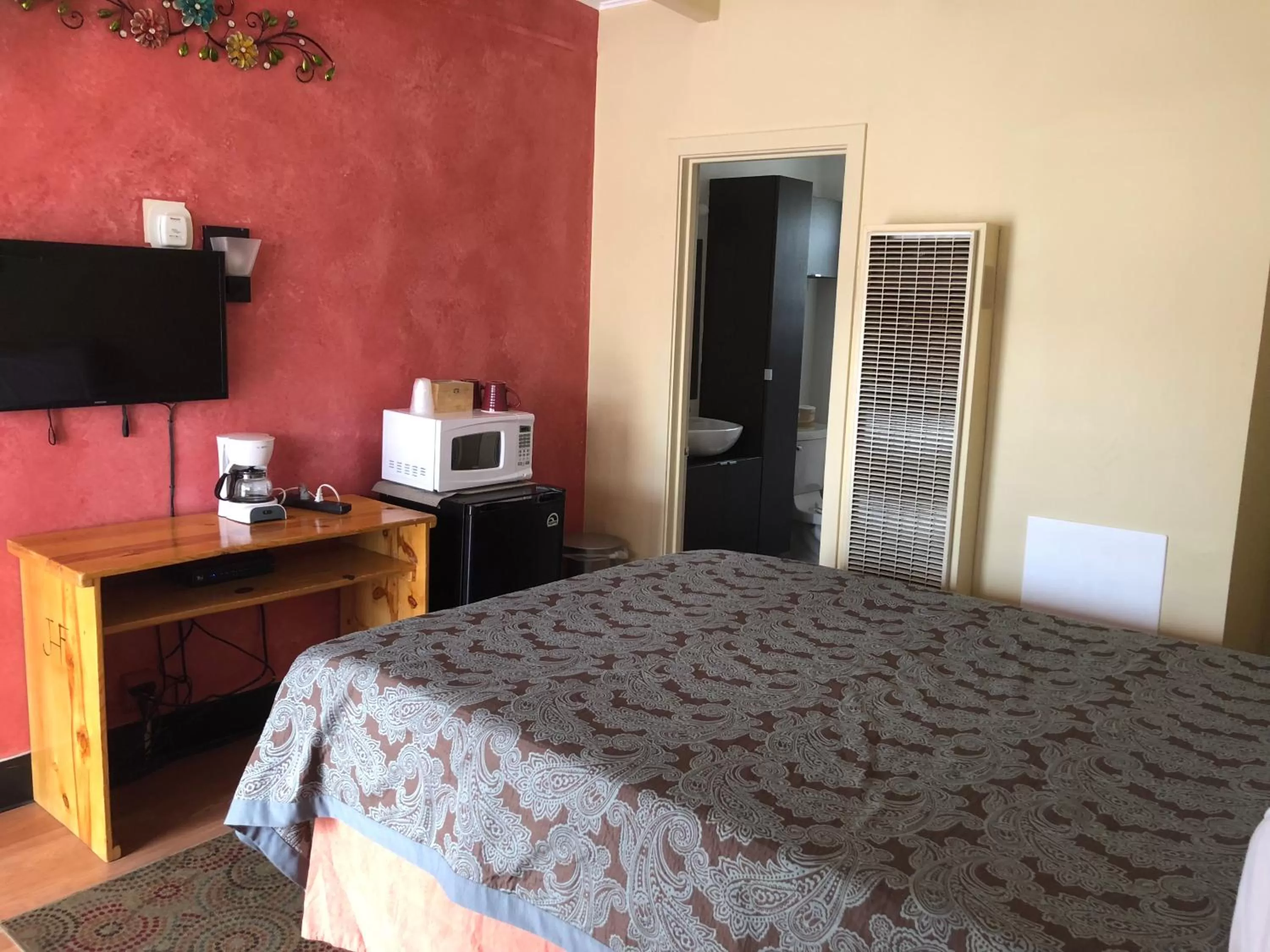 Photo of the whole room in Highlander Motel