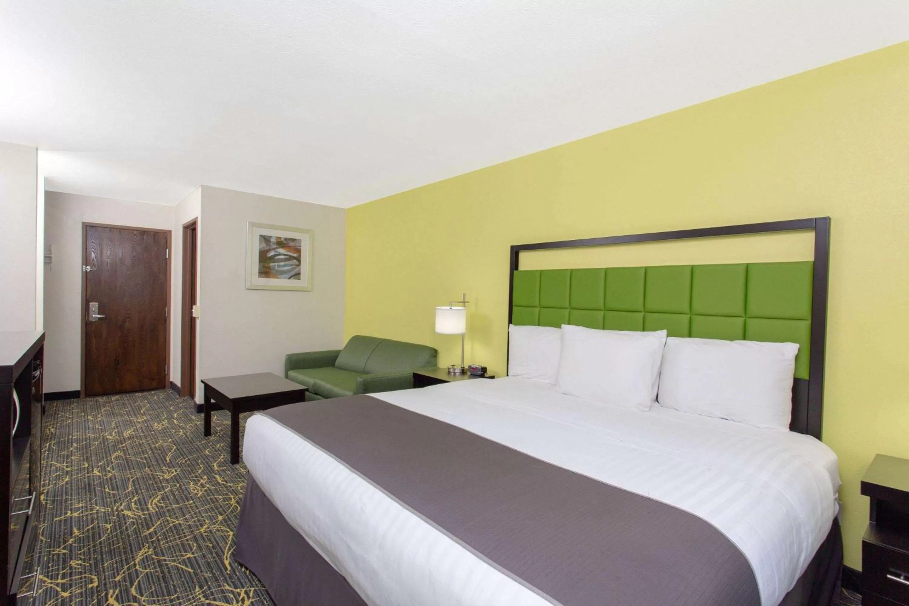 King Room - Non-Smoking in AmericInn and Suites by Wyndham Delafield-Waukesha-Milwaukee