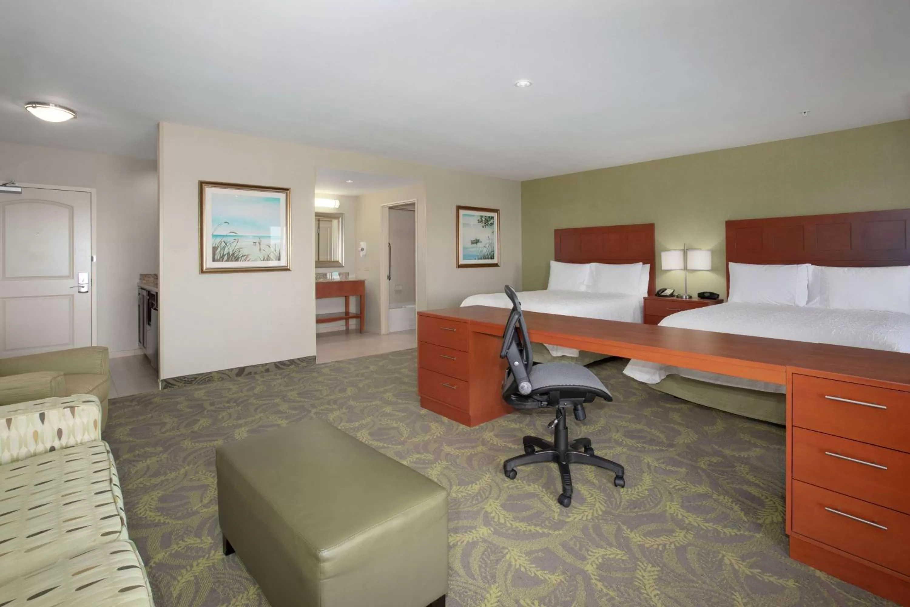 Deluxe Queen Studio with Riverview and Balcony in Hampton Inn & Suites Astoria