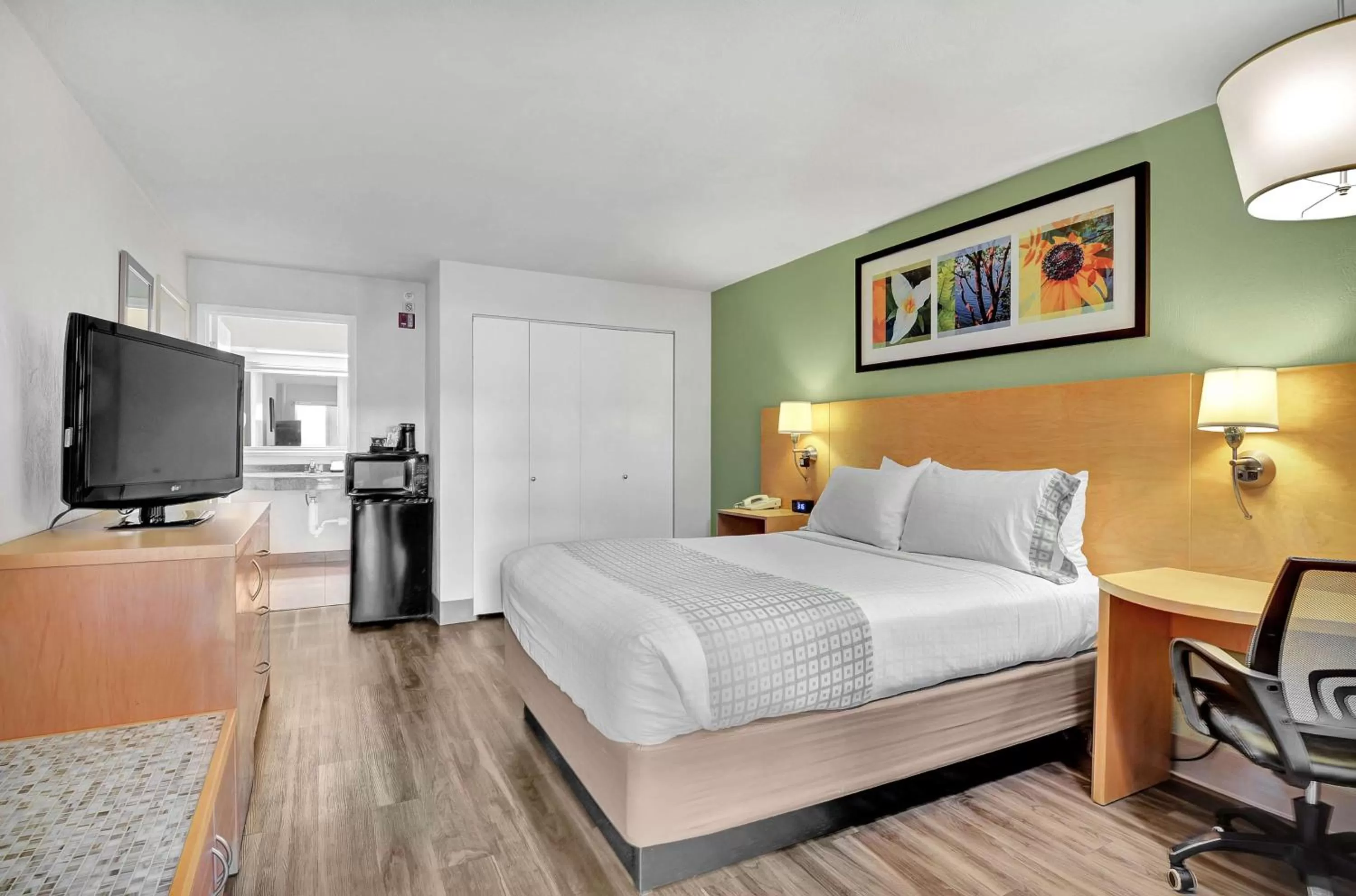 Queen Room with Bath Tub - Disability Access in Hotel Nexus; BW Signature Collection