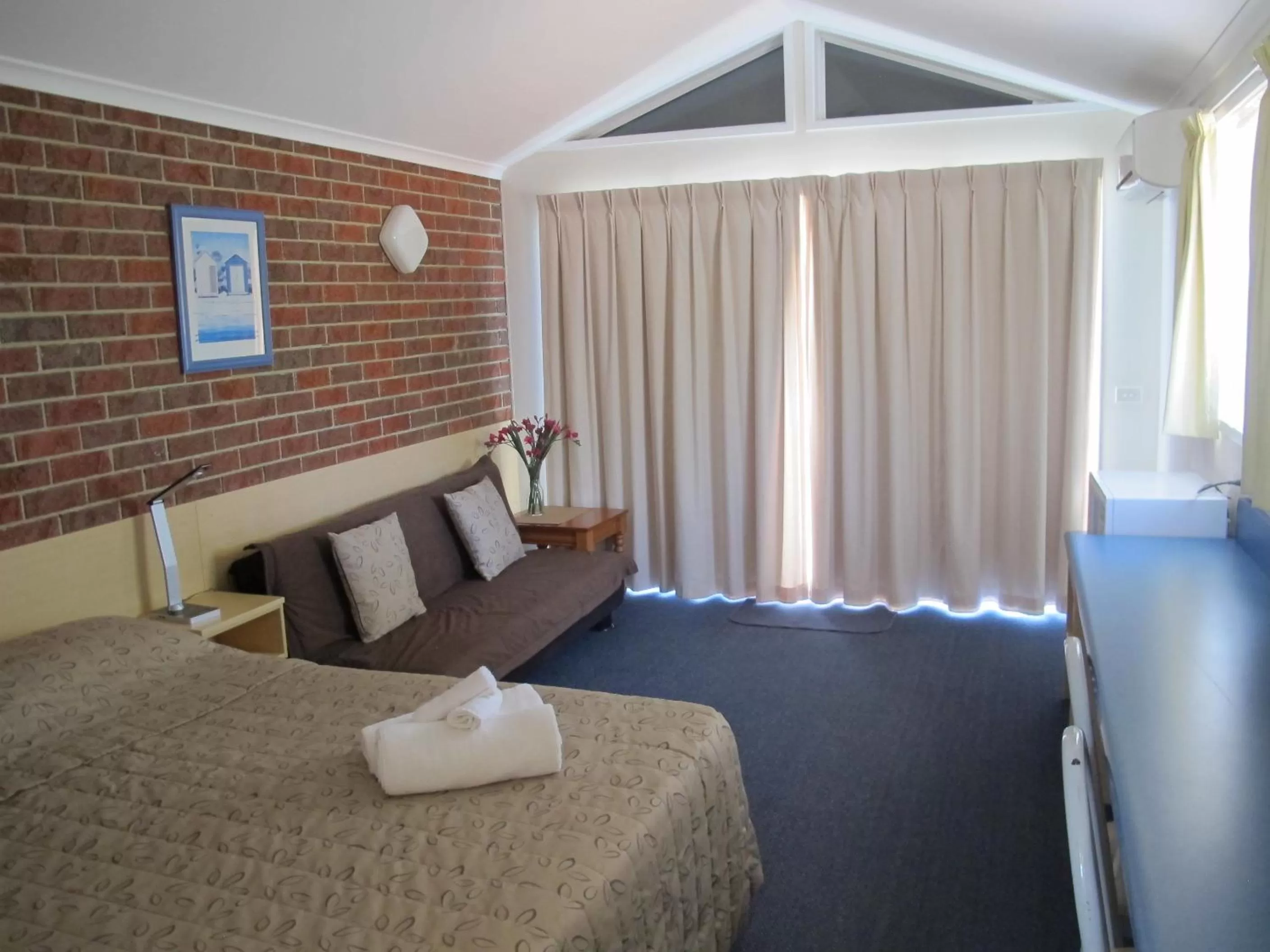 Deluxe Queen Room in Merimbula Gardens Motel