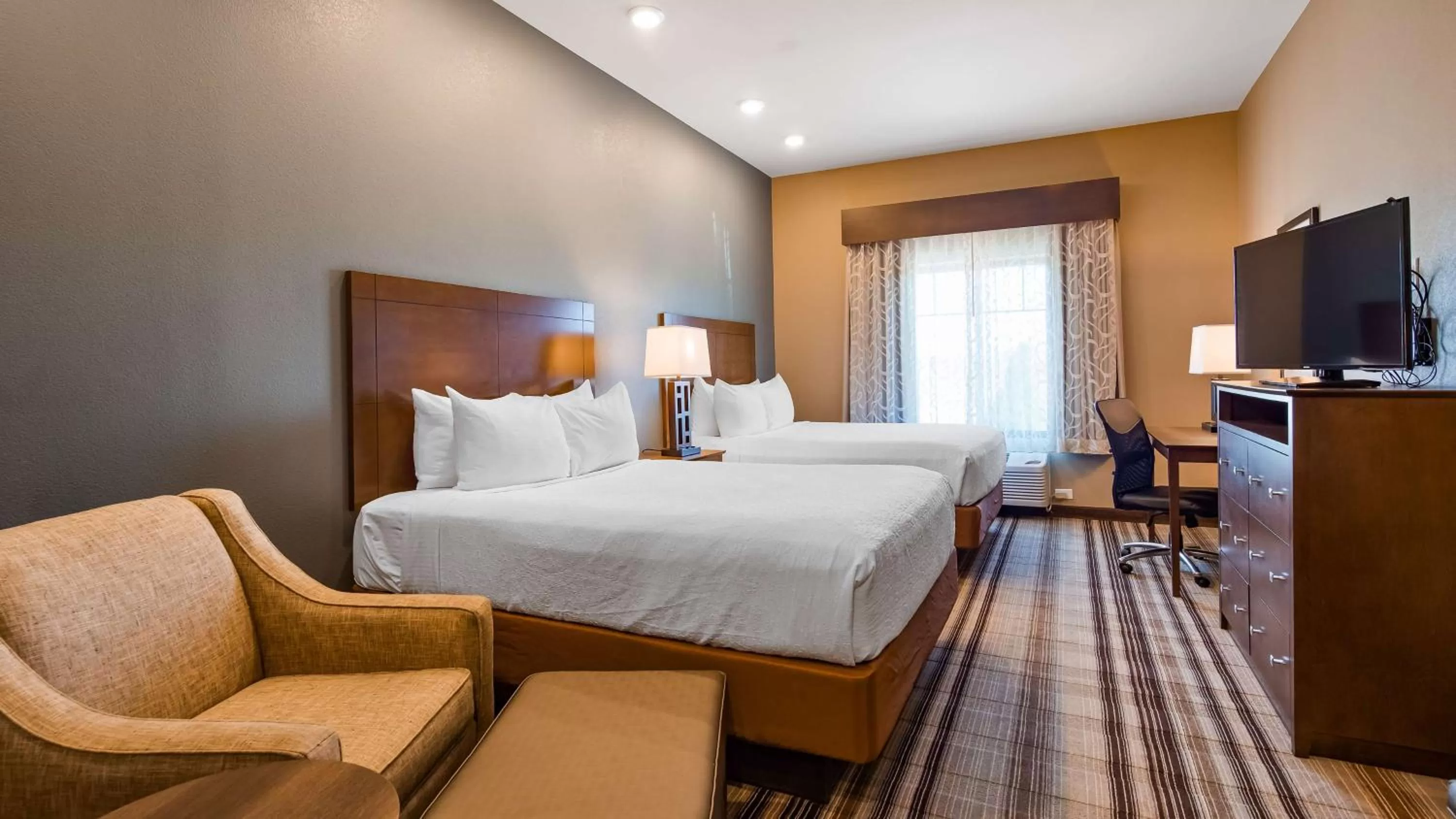 Queen Room with Two Queen Beds in Best Western Plus Overland Inn