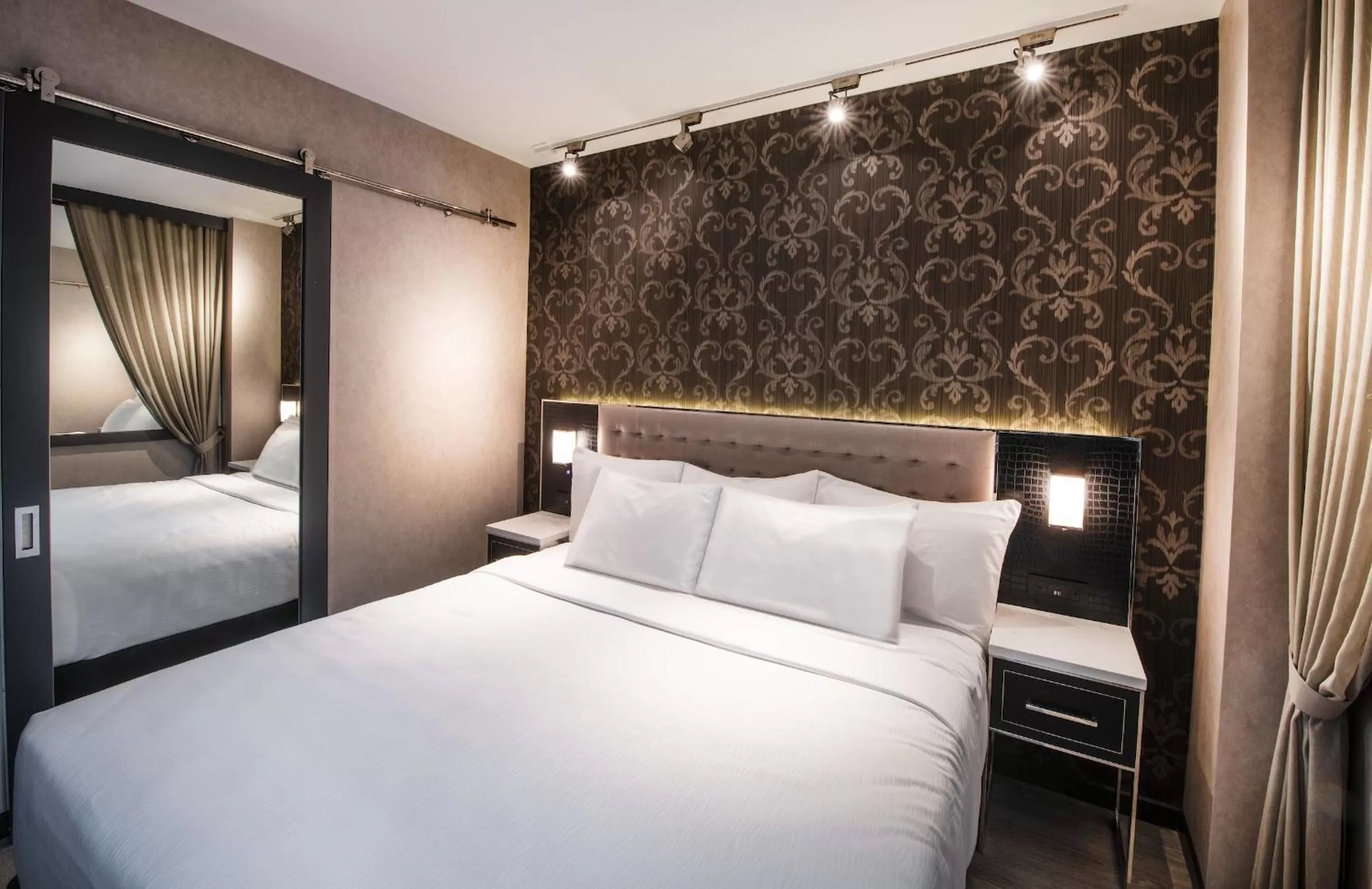 Standard King Guest Room in Aliz Hotel Times Square