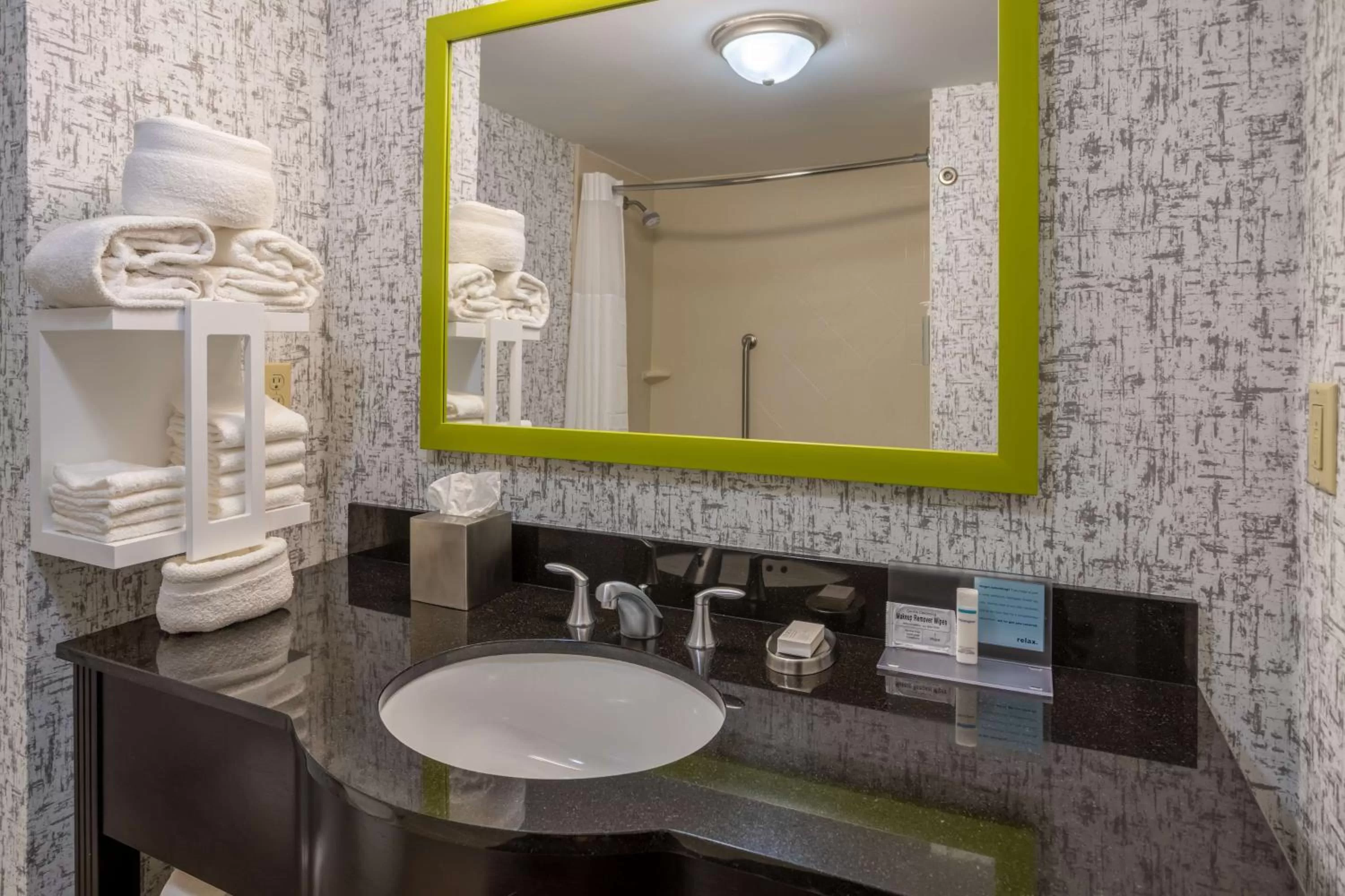 Bathroom in Hampton Inn Birmingham/Leeds
