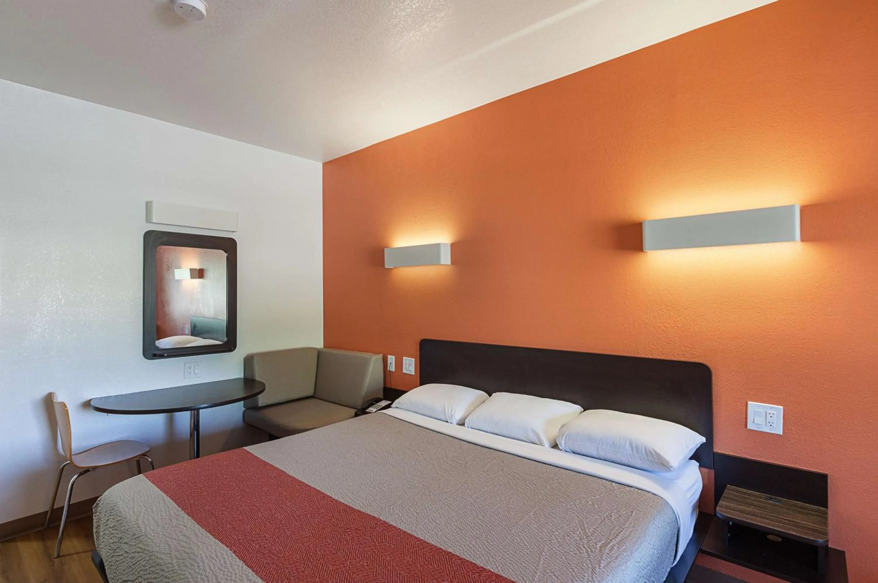 Deluxe King Room - single occupancy - Non-Smoking in Motel 6-Bedford, TX - Fort Worth