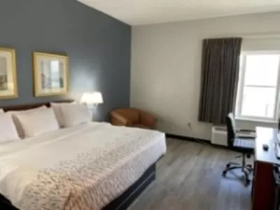 King Room with Pool View - Non-Smoking in Baymont on the lake by Wyndham Hot Springs