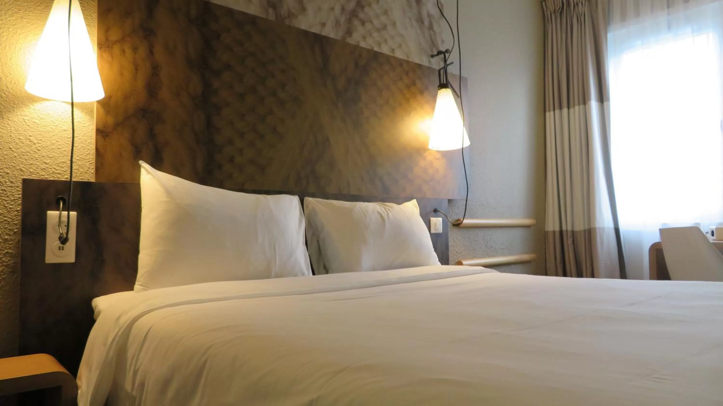 Bed in ibis Melun