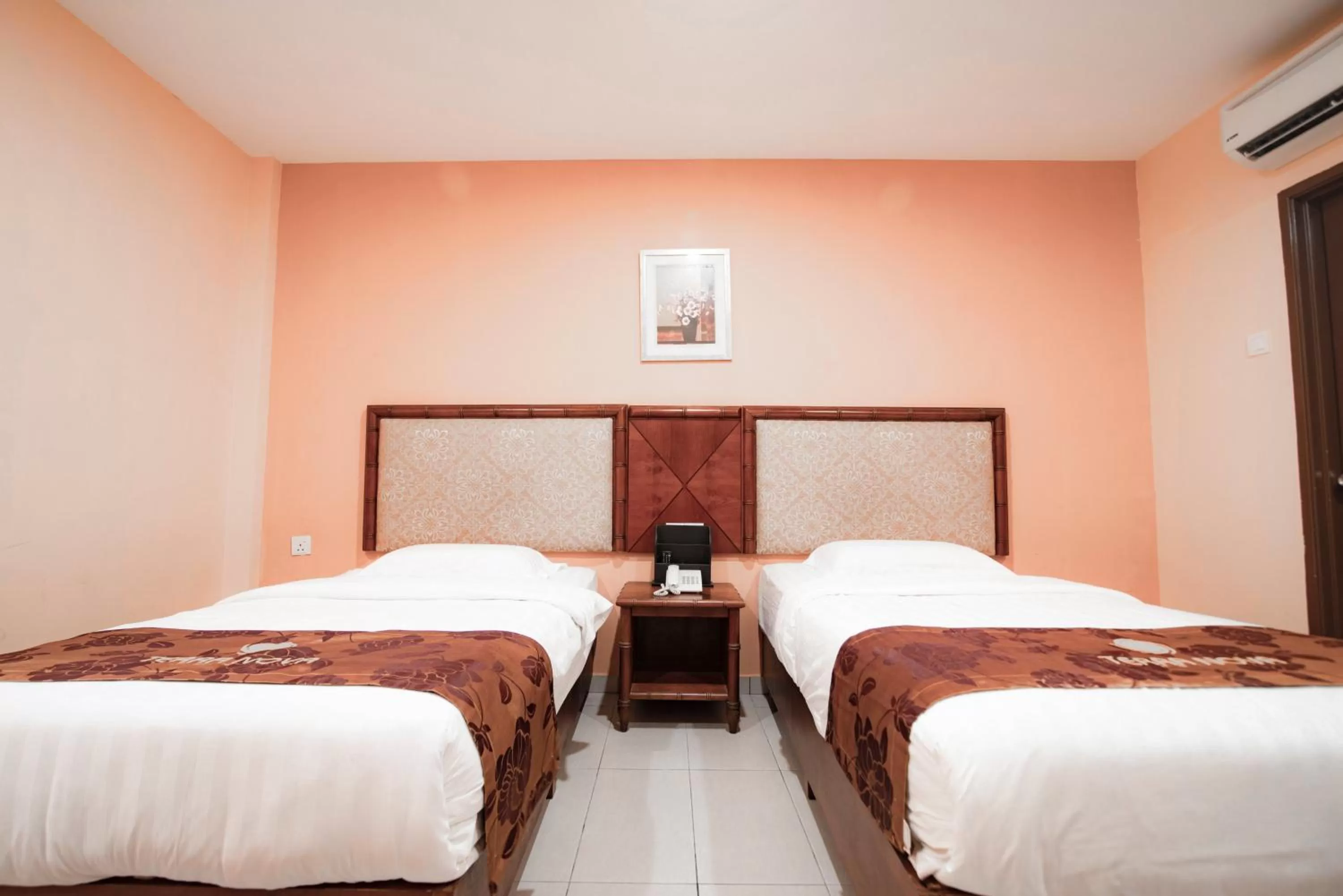 Nova Twin Room in Terra Nova Hotel