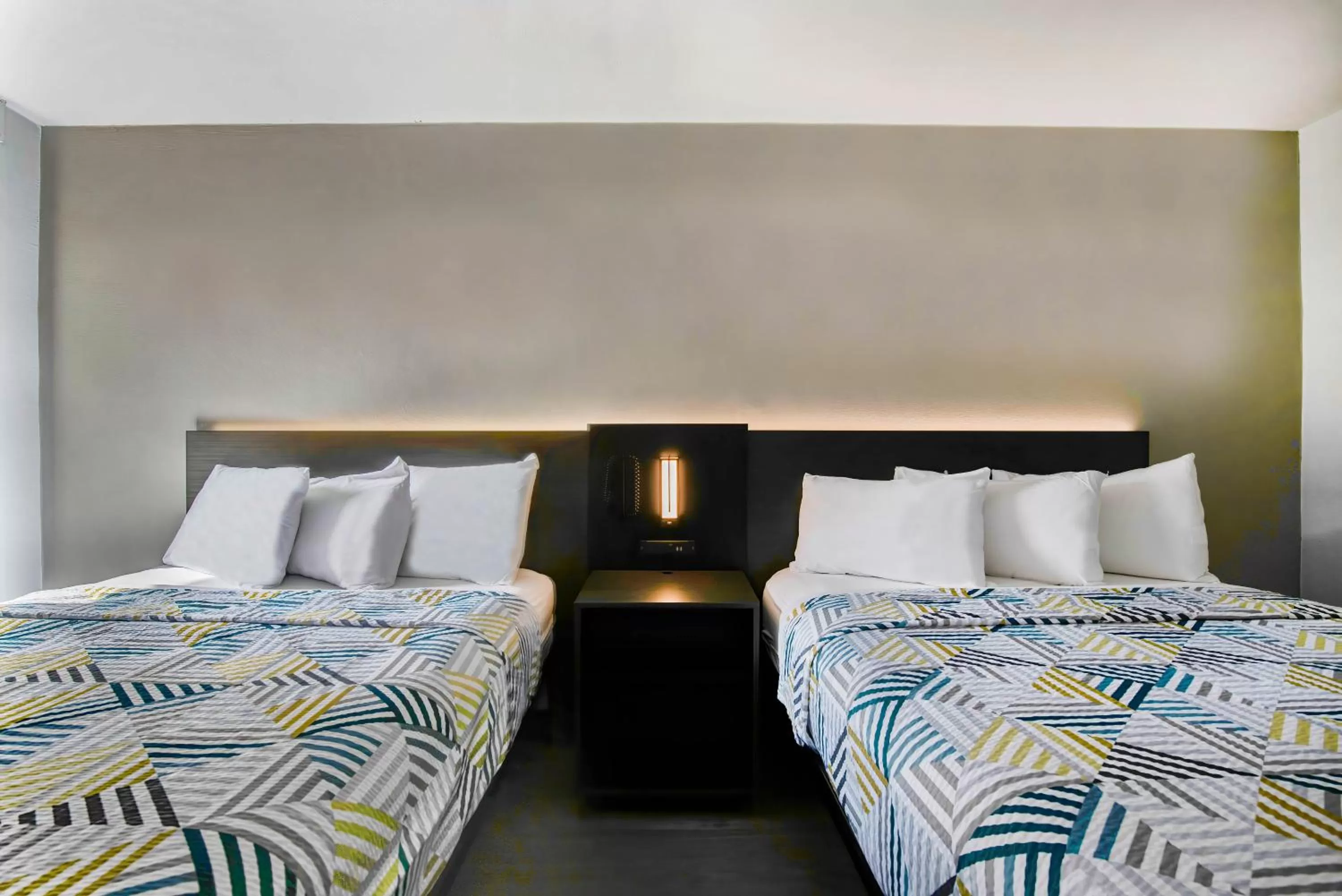 Deluxe Queen Room with Two Queen Beds - Smoking in Motel 6 Atlanta, Ga - Midtown