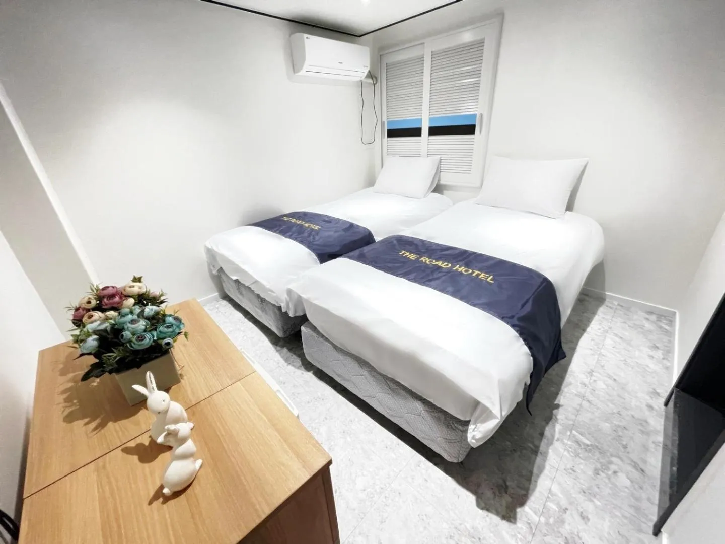 Twin Room with Private Bathroom in The Road Hotel