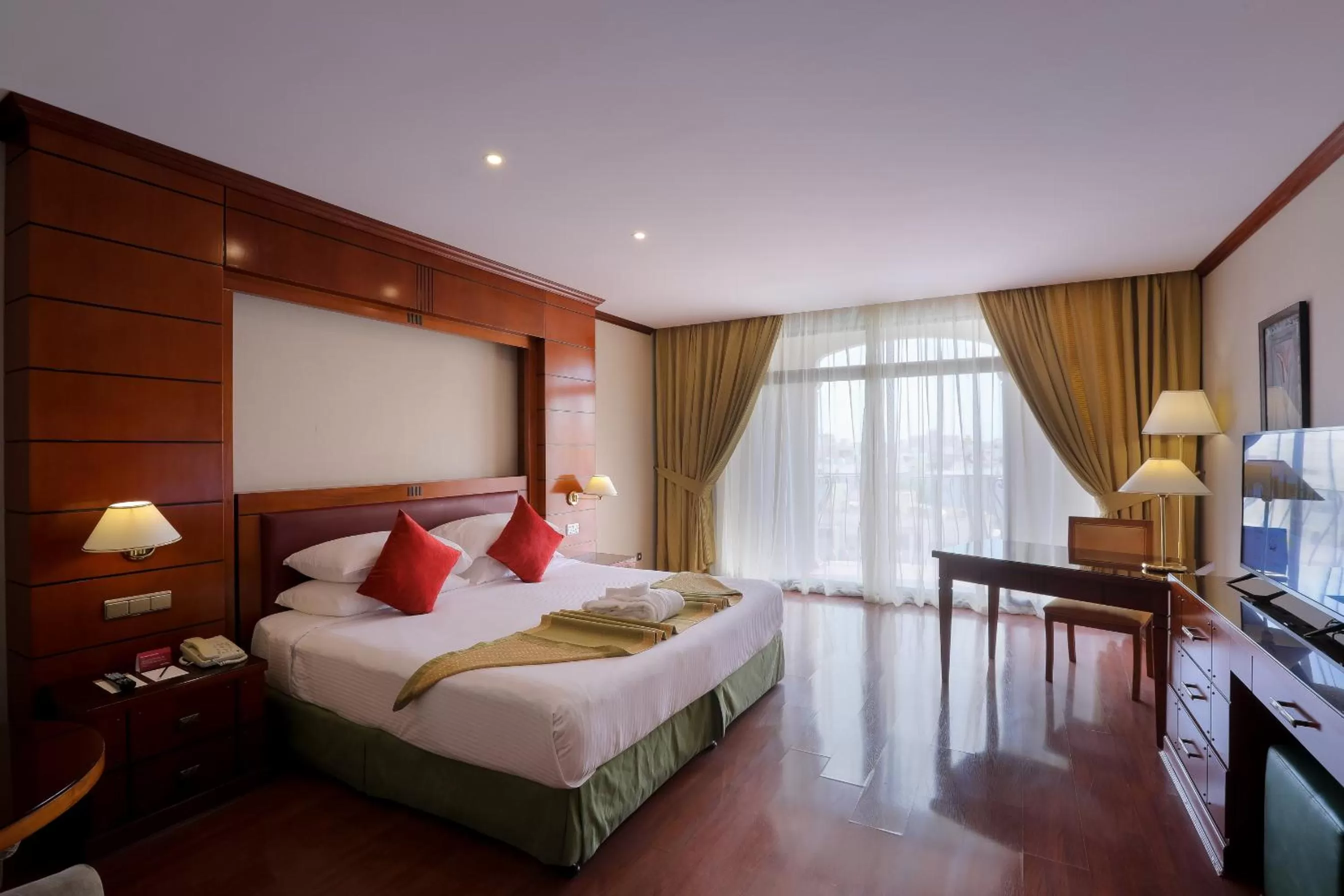 Deluxe King Room with Pool View in MOVE INN Jeddah Hotel