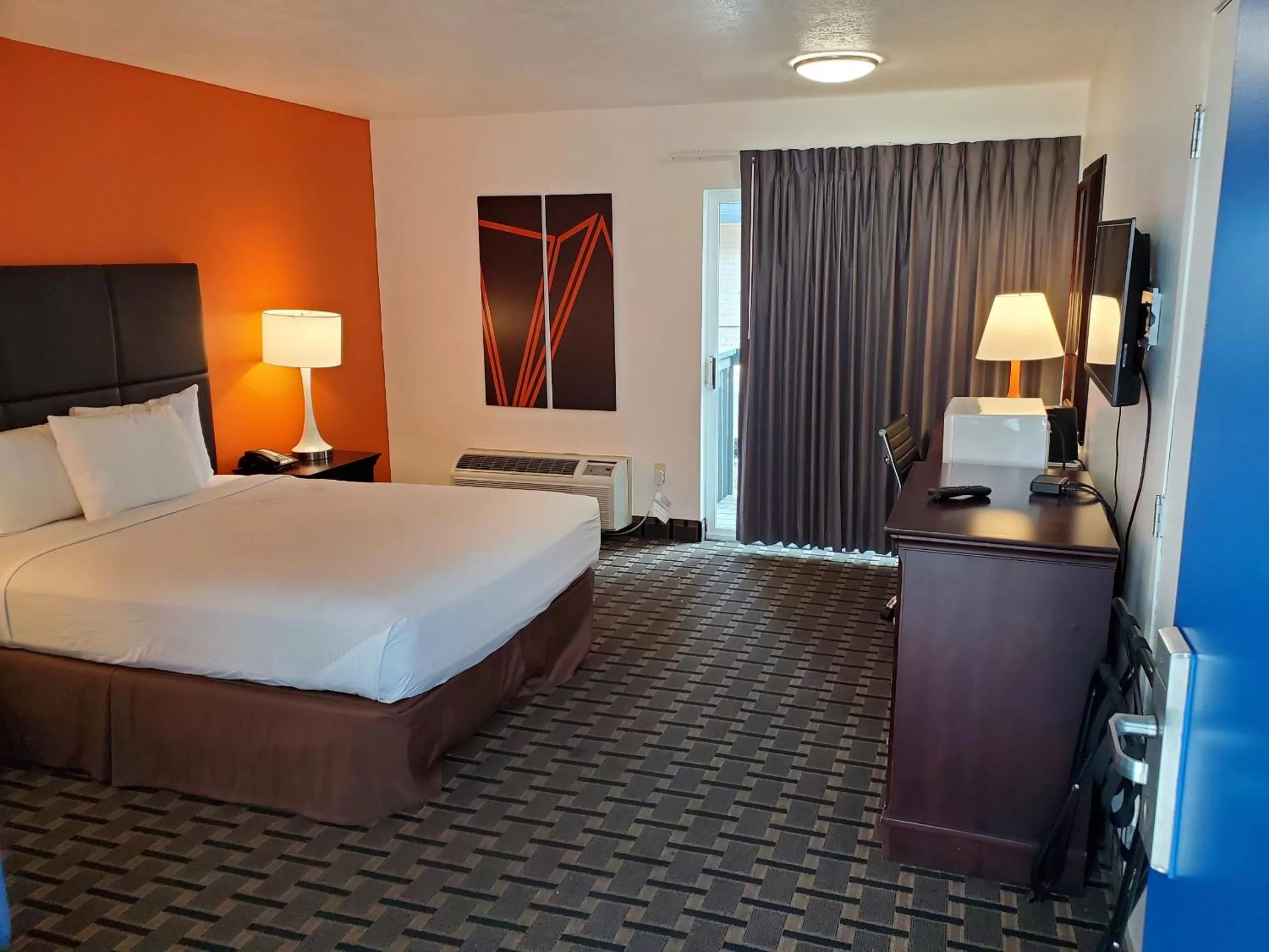 Deluxe King Room - Non-Smoking in Howard Johnson by Wyndham Spokane