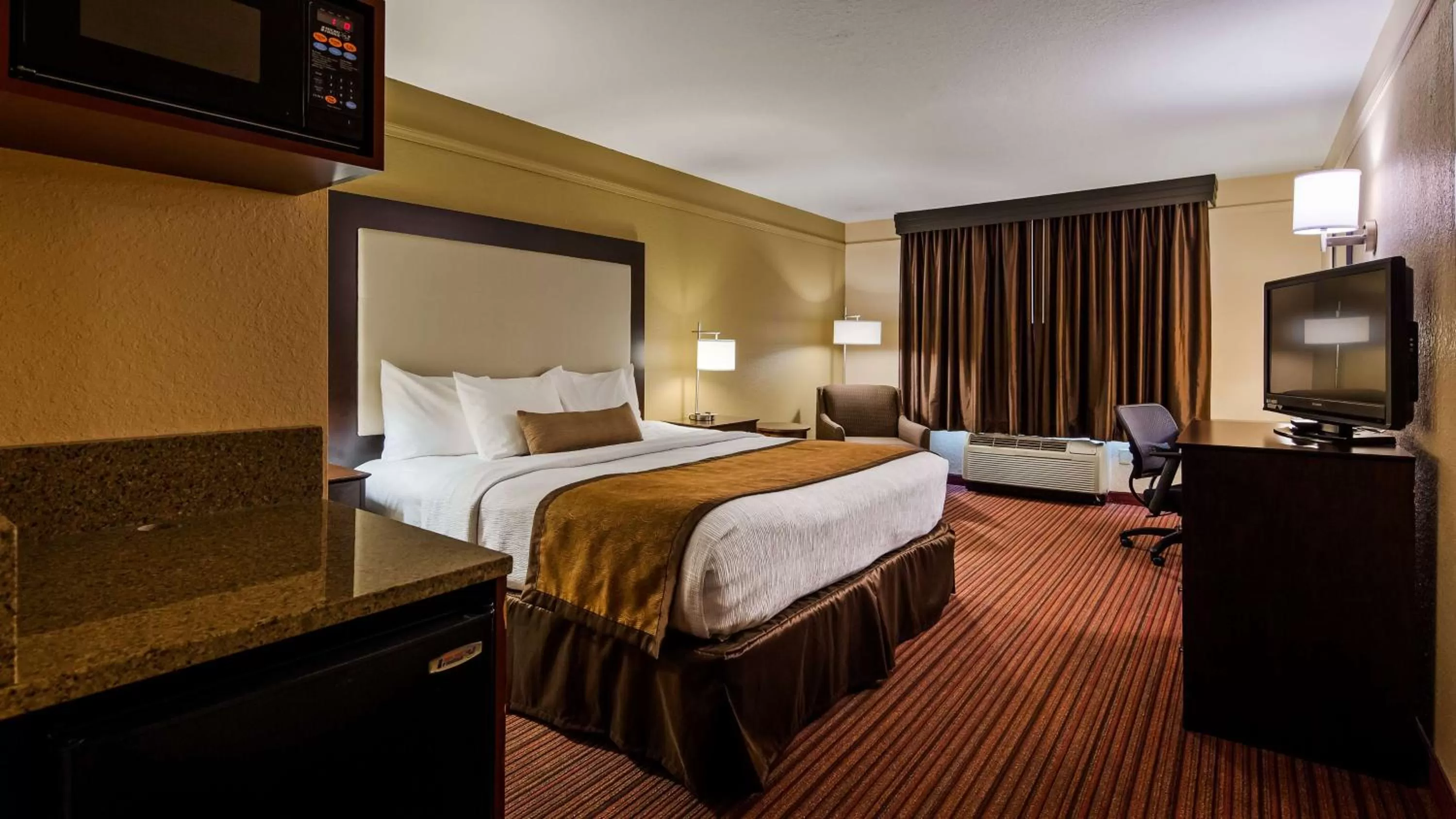 King Room with Roll-in Shower - Disability Access - Non-smoking in Best Western Plus Strawberry Inn & Suites