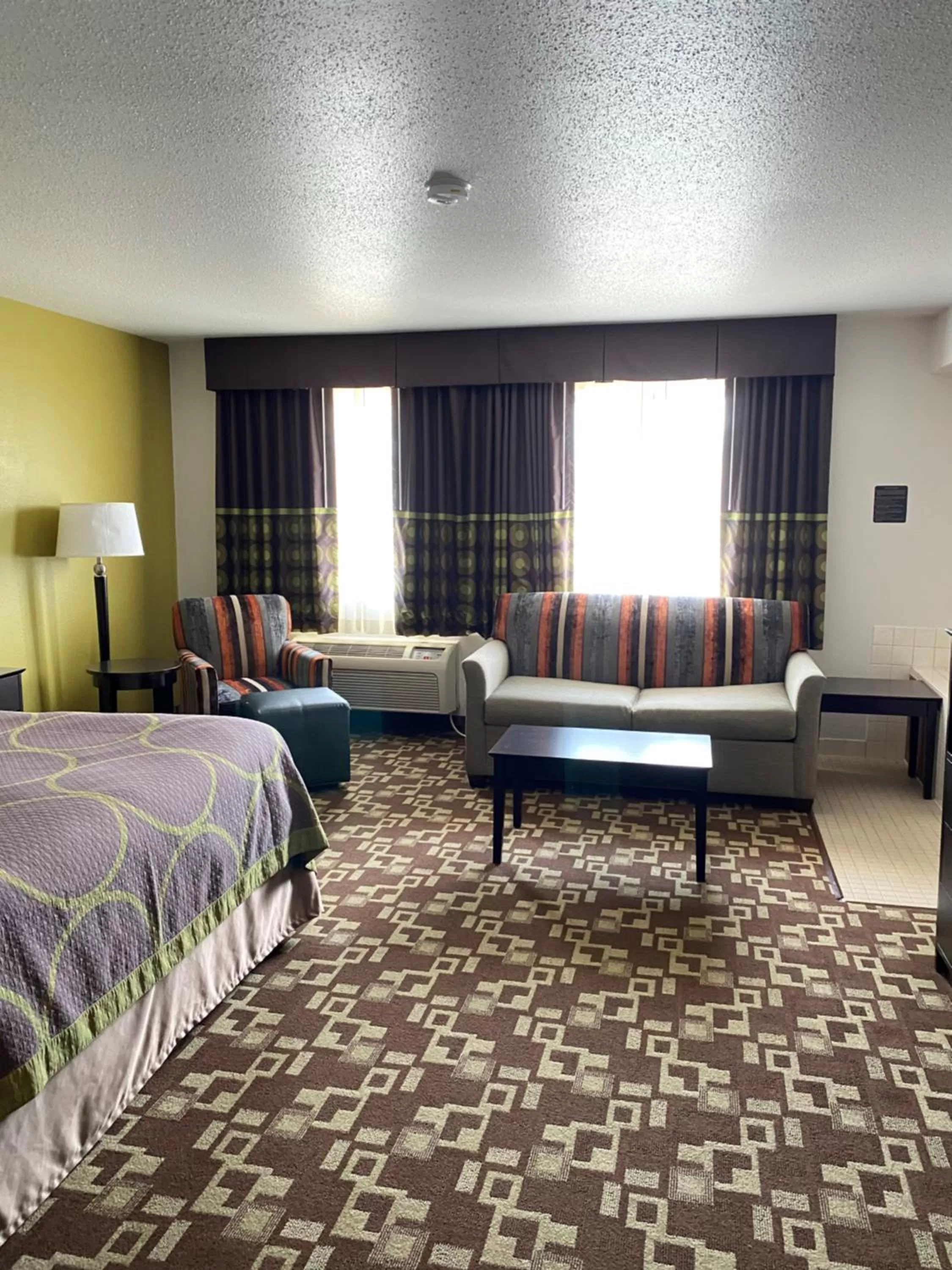 King Suite - Non-Smoking in Super 8 by Wyndham Independence IA