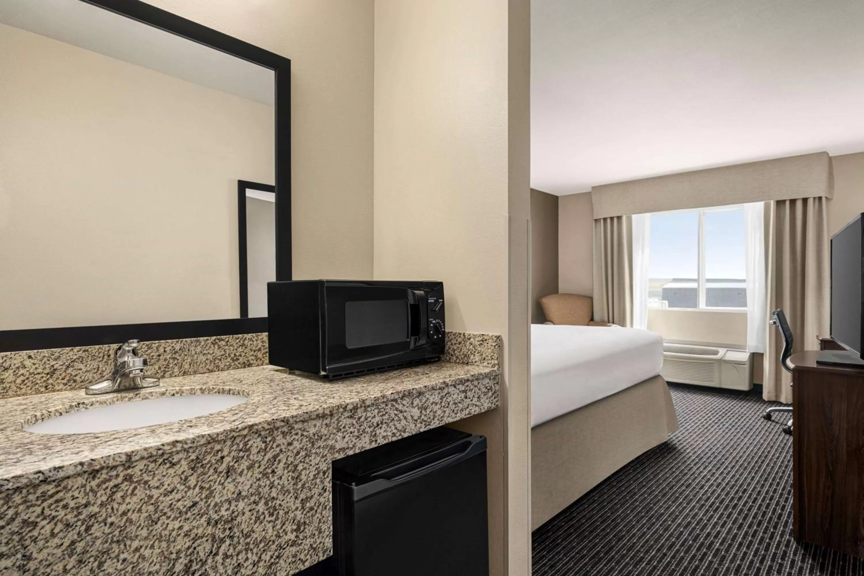 Deluxe Queen Room - Mobility Access/Non-Smoking in Baymont by Wyndham Rawlins