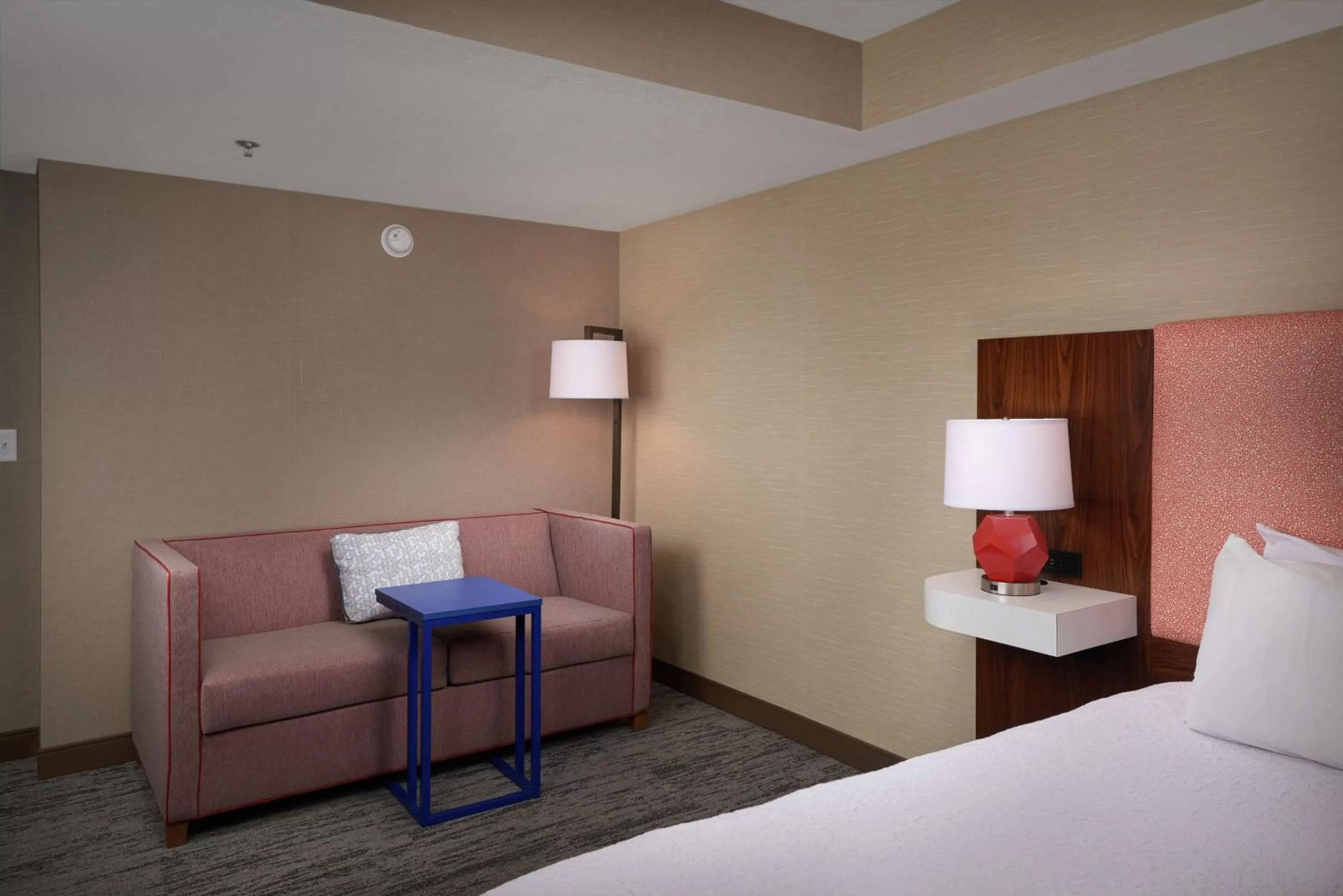 Deluxe King Room in Hampton Inn by Hilton Youngstown-West I-80