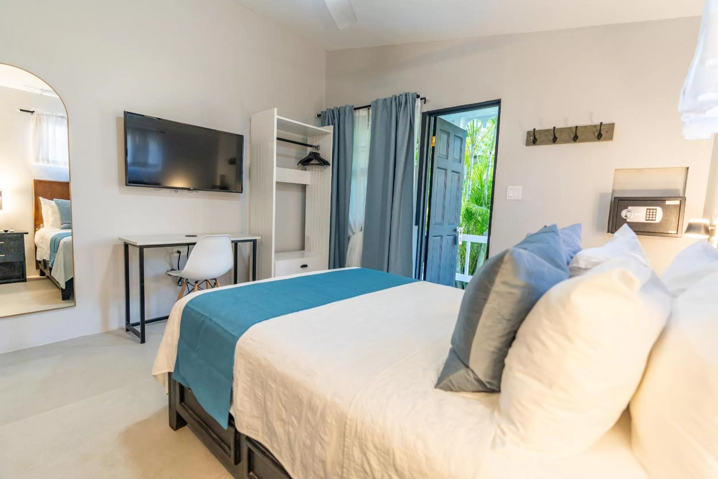 Cottage - 1 Double Bed, Garden View in Travellers Beach Resort