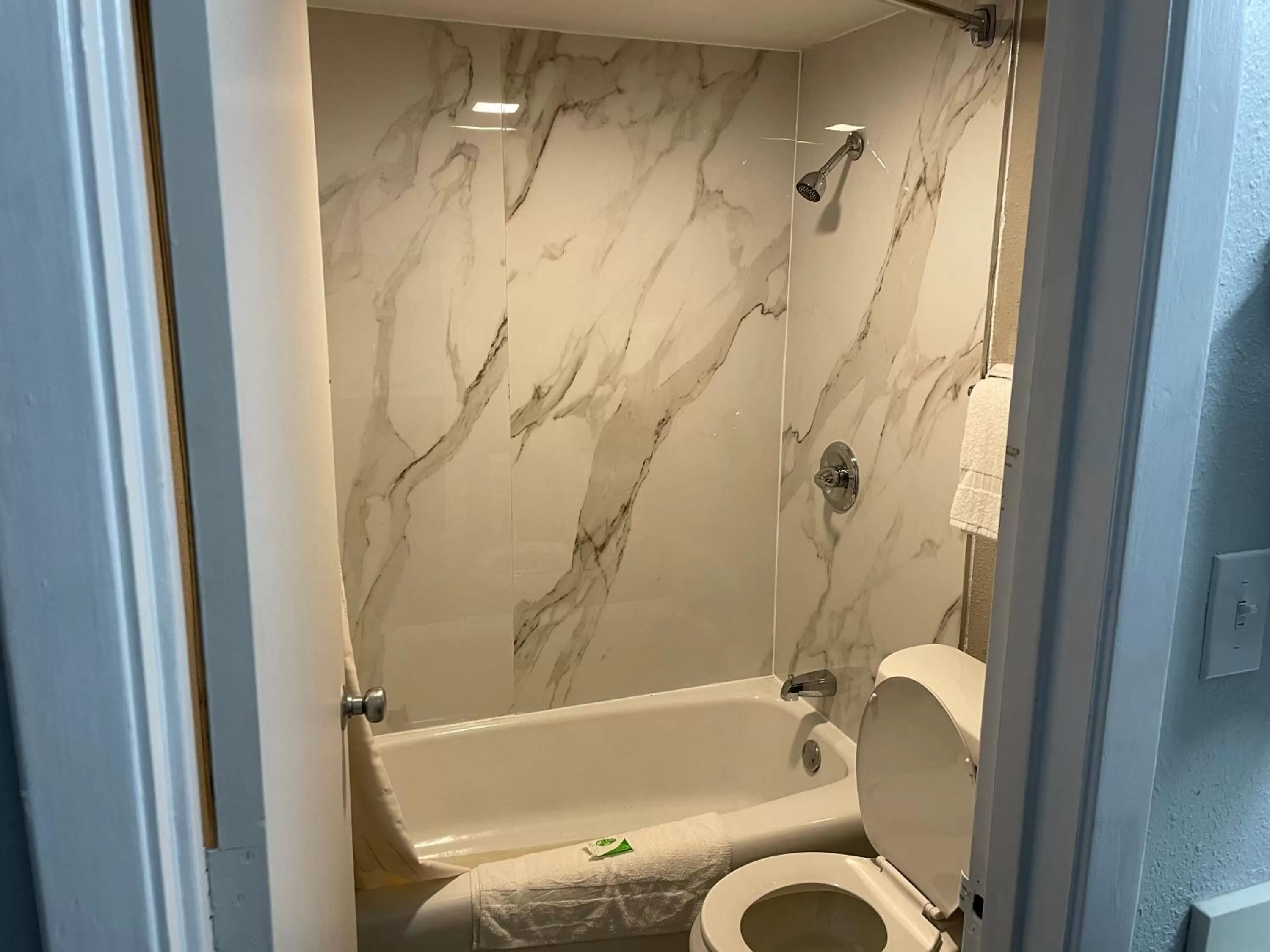 Deluxe King Room - Non-Smoking in Studio 6 Vicksburg, MS- Downtown