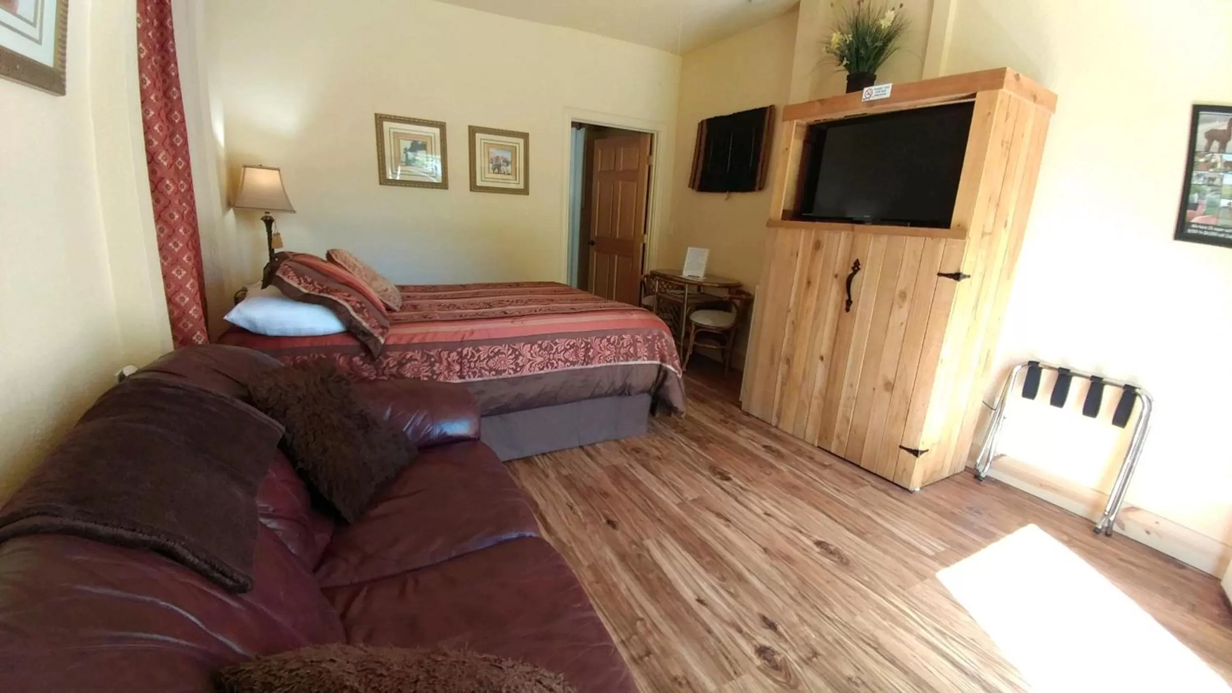 Room #1 - One Queen Bed in Alpaca Inn