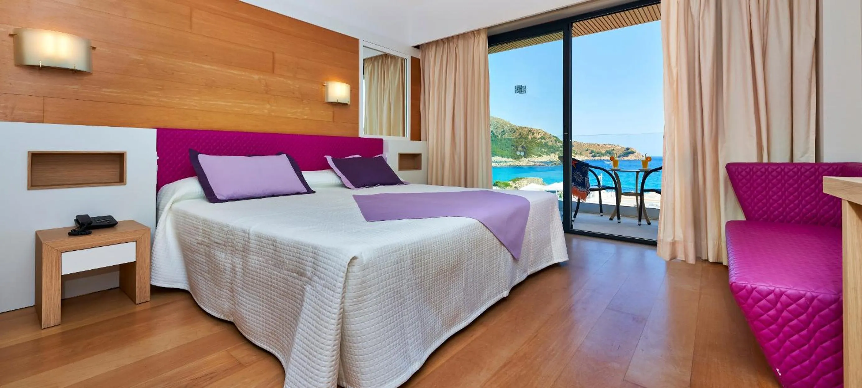 Twin Room with Sea View in Hotel & Spa S'Entrador Playa