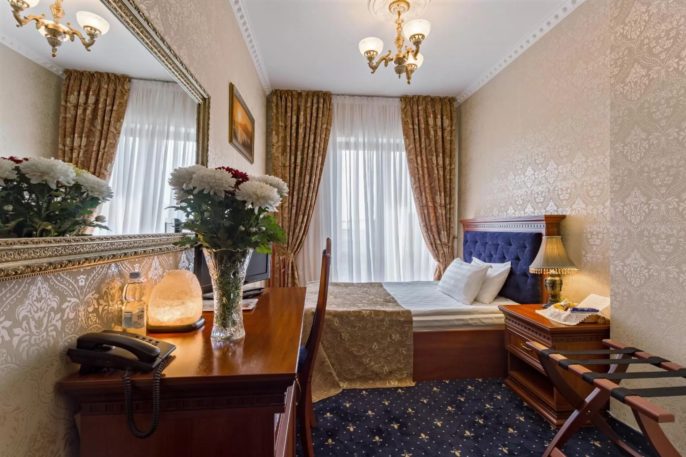 Classic Single Room with French Balcony in Boutique Hotel California