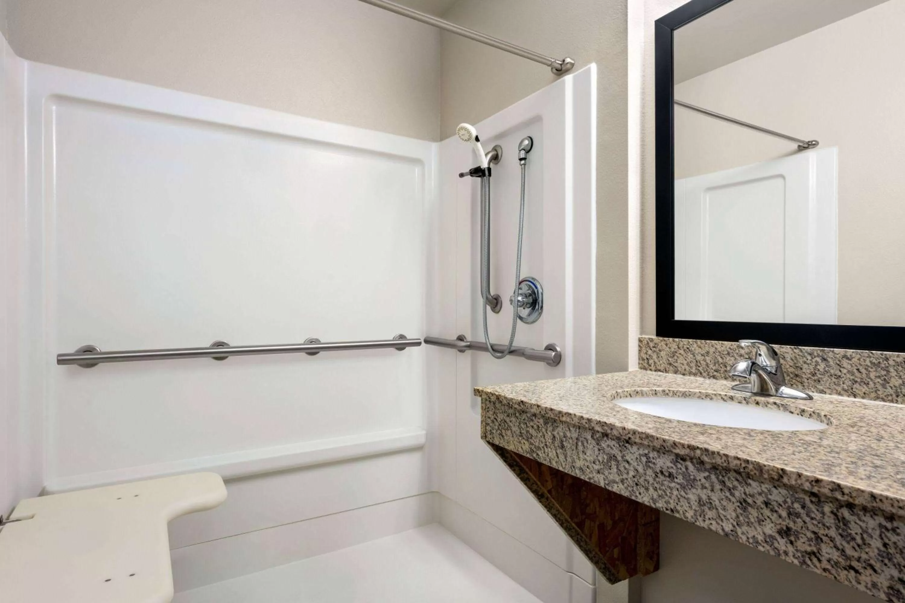 1 King Bed, Mobility Accessible Room, Roll-in Shower Non-Smoking in Baymont by Wyndham Hearne