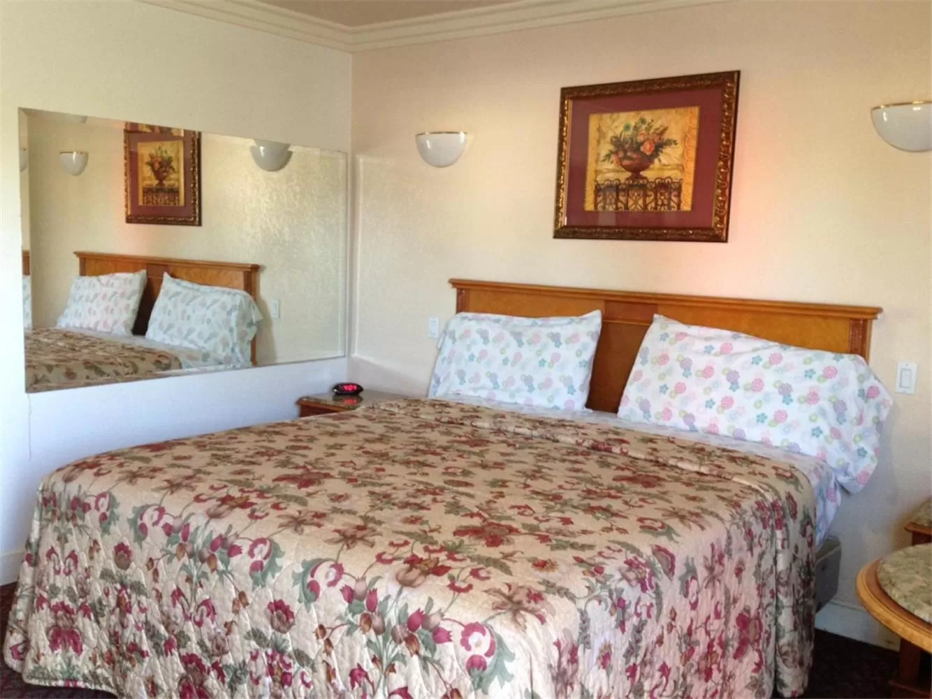 King Room with Spa Bath in Walls Motel Long Beach