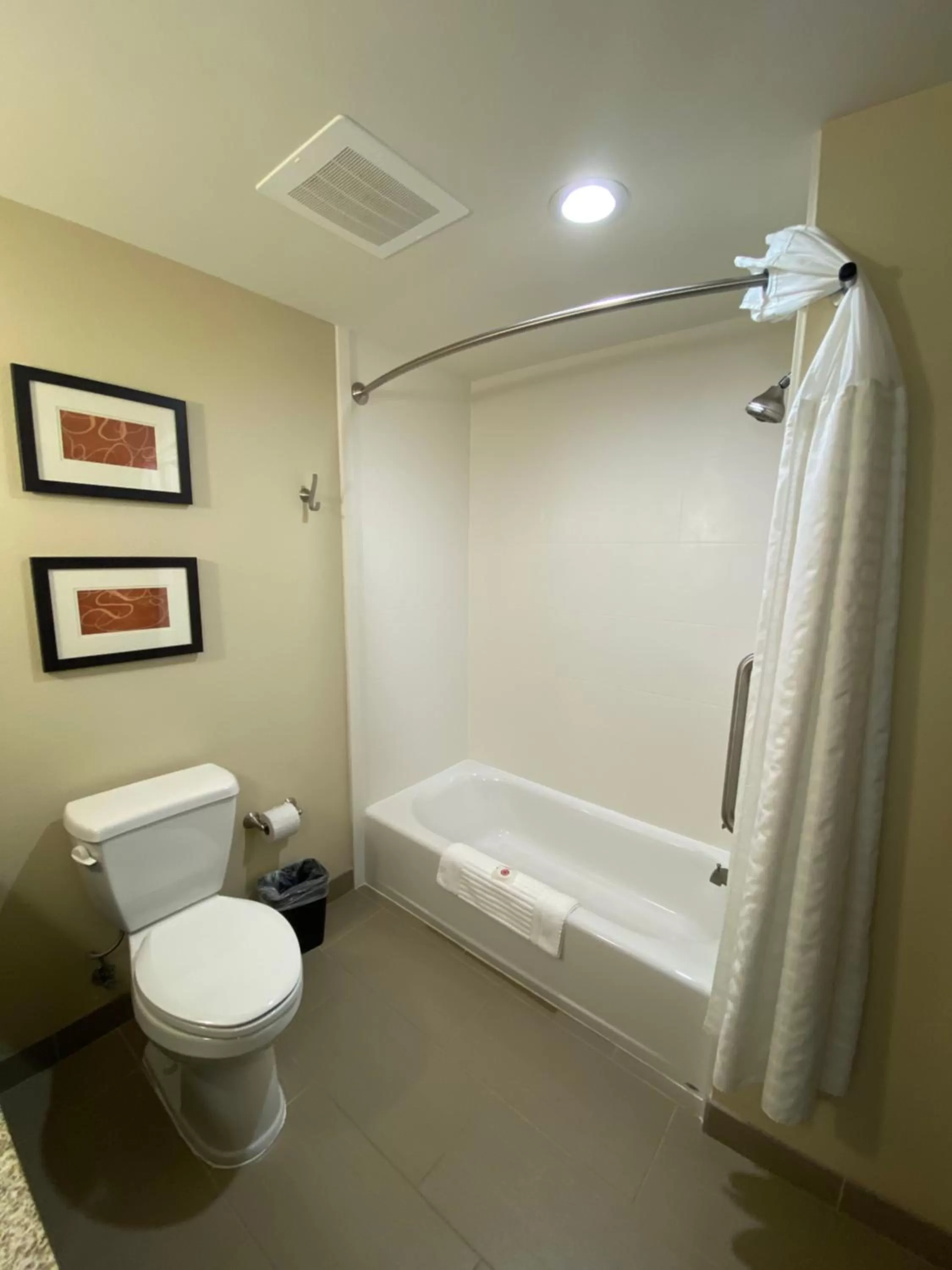 Efficiency King Suite - Non-Smoking in Comfort Suites West Omaha