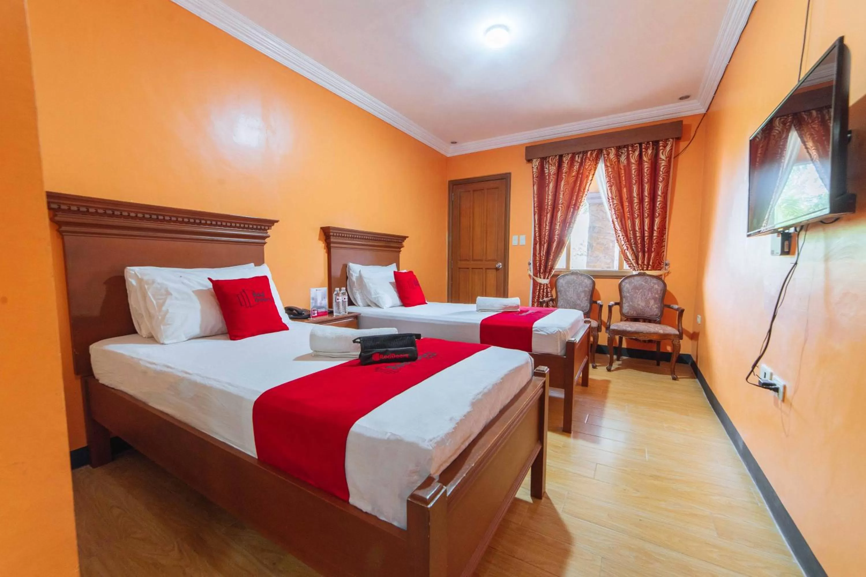 Standard Twin Room in RedDoorz Plus @ Starhomes Olivianville