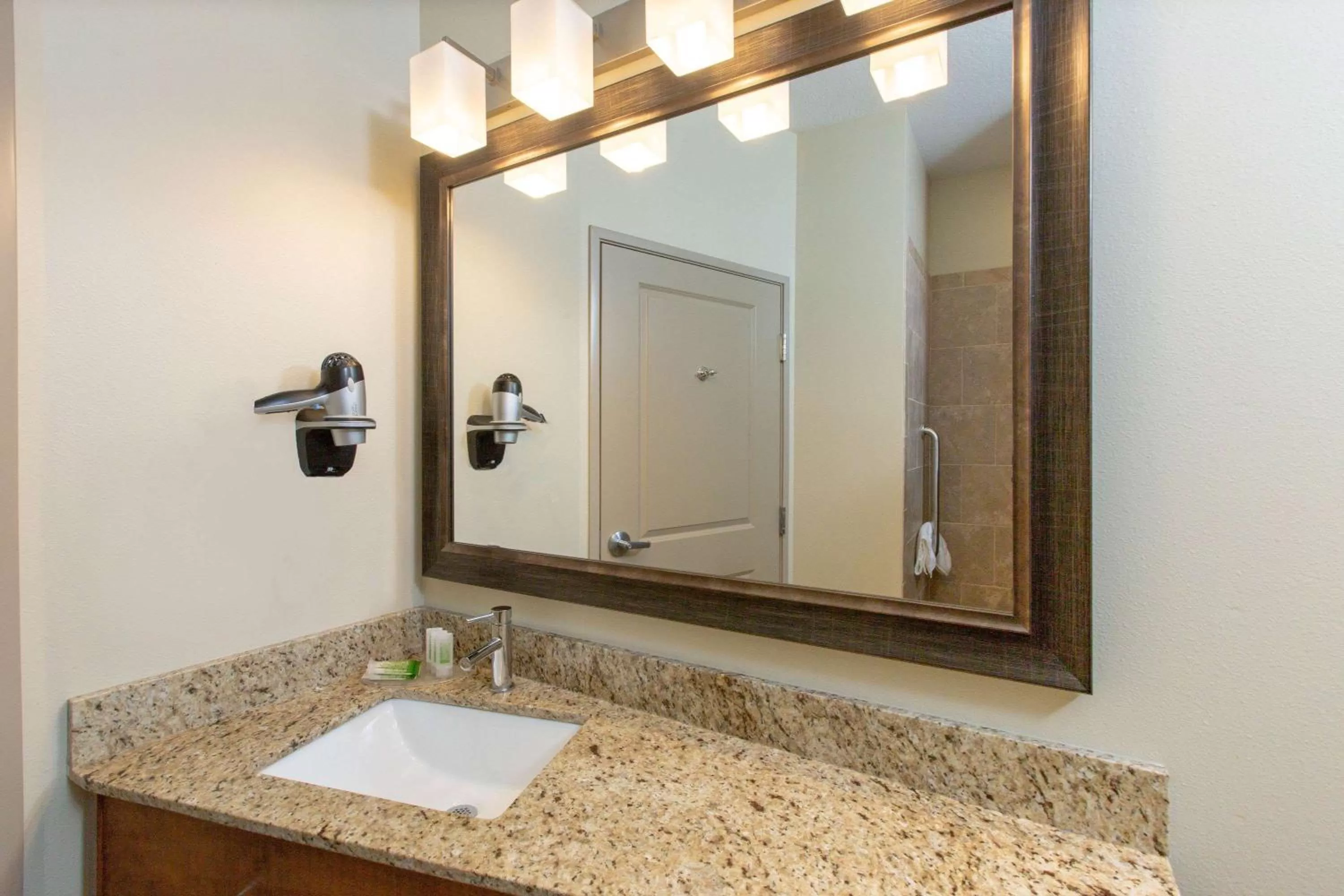 Deluxe Queen Room - Mobility Access/Non-Smoking in AmericInn by Wyndham Humboldt