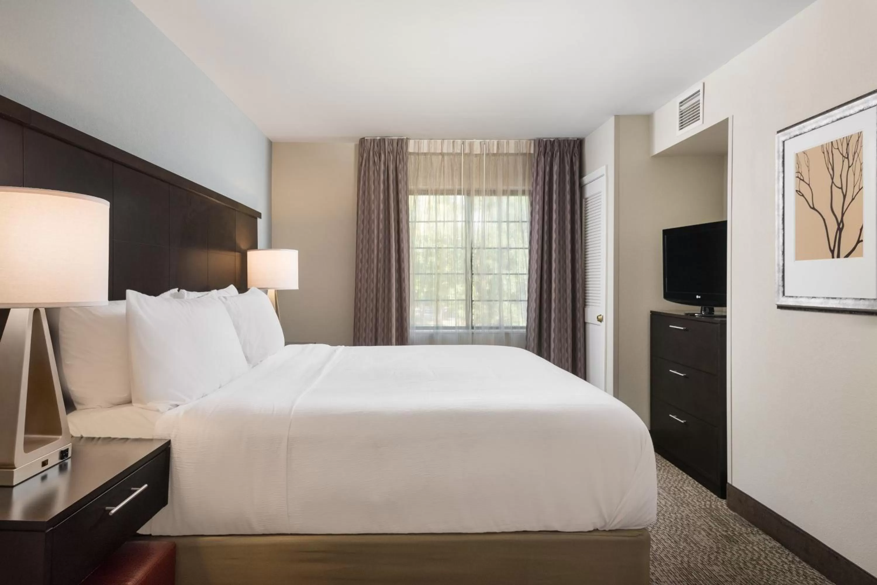 Queen Room with Accessible Roll In Shower - Non-Smoking in Staybridge Suites Chantilly Dulles Airport by IHG