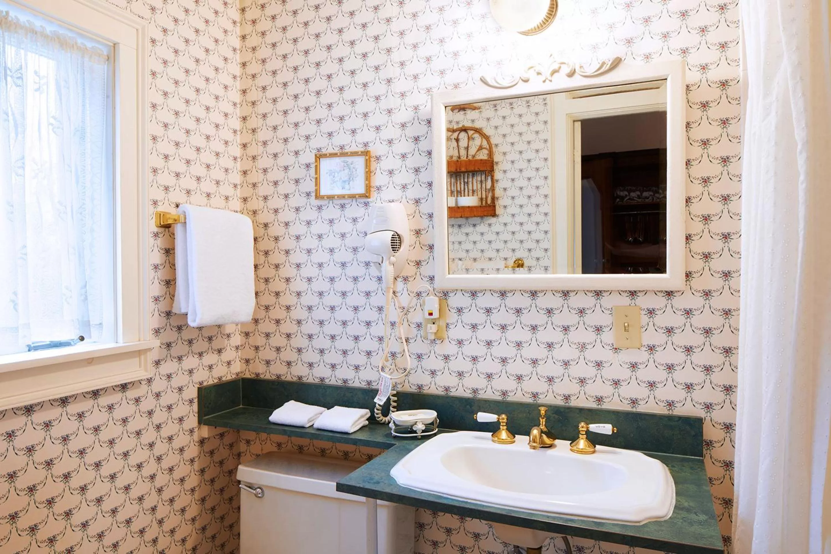  Richmond Room, Queen Bed & Fireplace in Apple Tree Inn