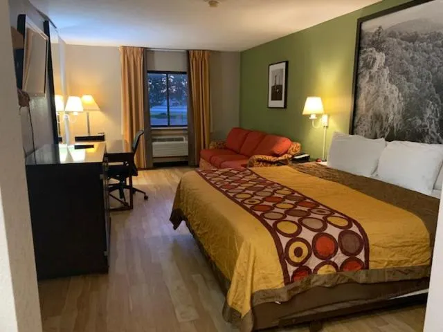 Deluxe King Suite in Super 8 by Wyndham West Memphis