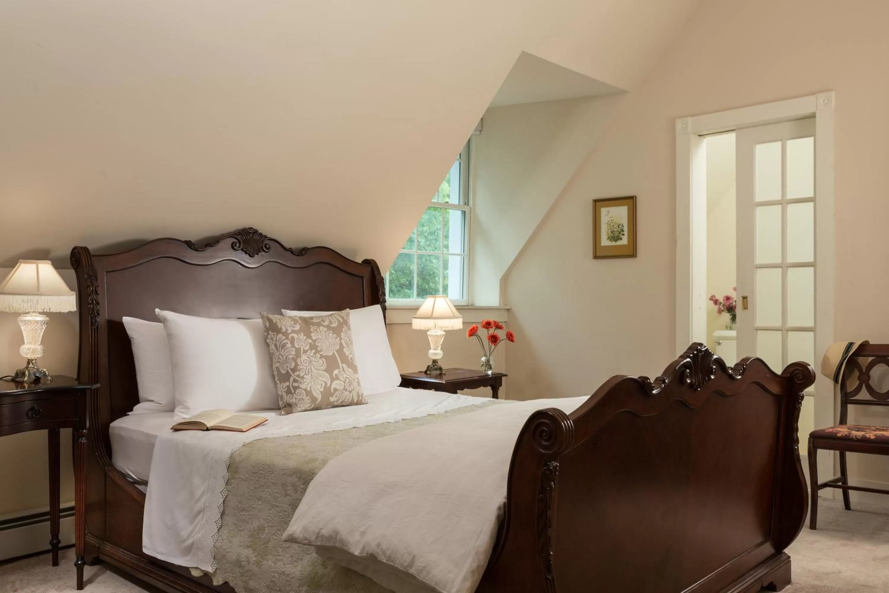 Deluxe Queen Room in Mercersburg Inn
