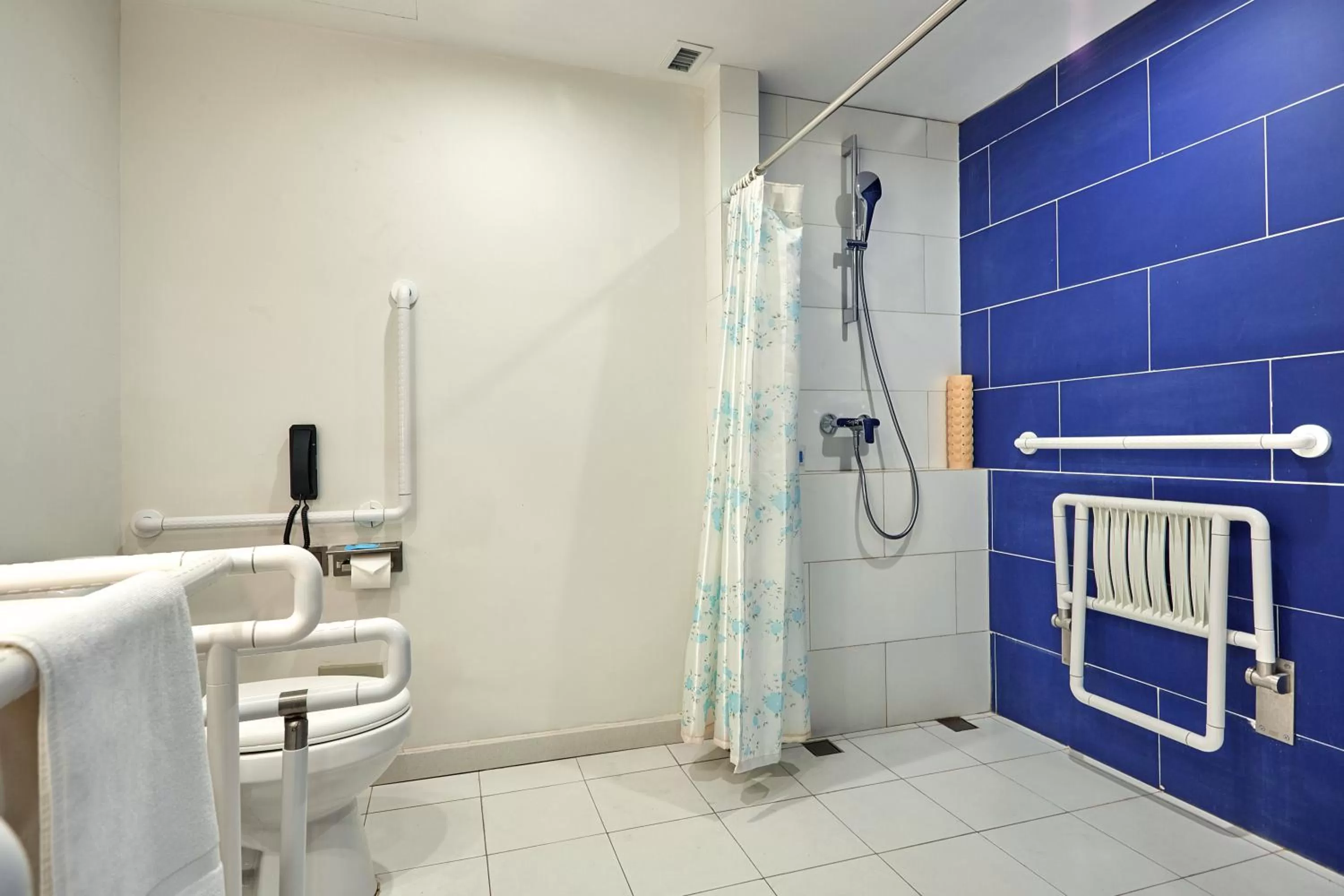 Standard King Room - Disability Access in Holiday Inn Express Nanjing Xuanwu Lake by IHG