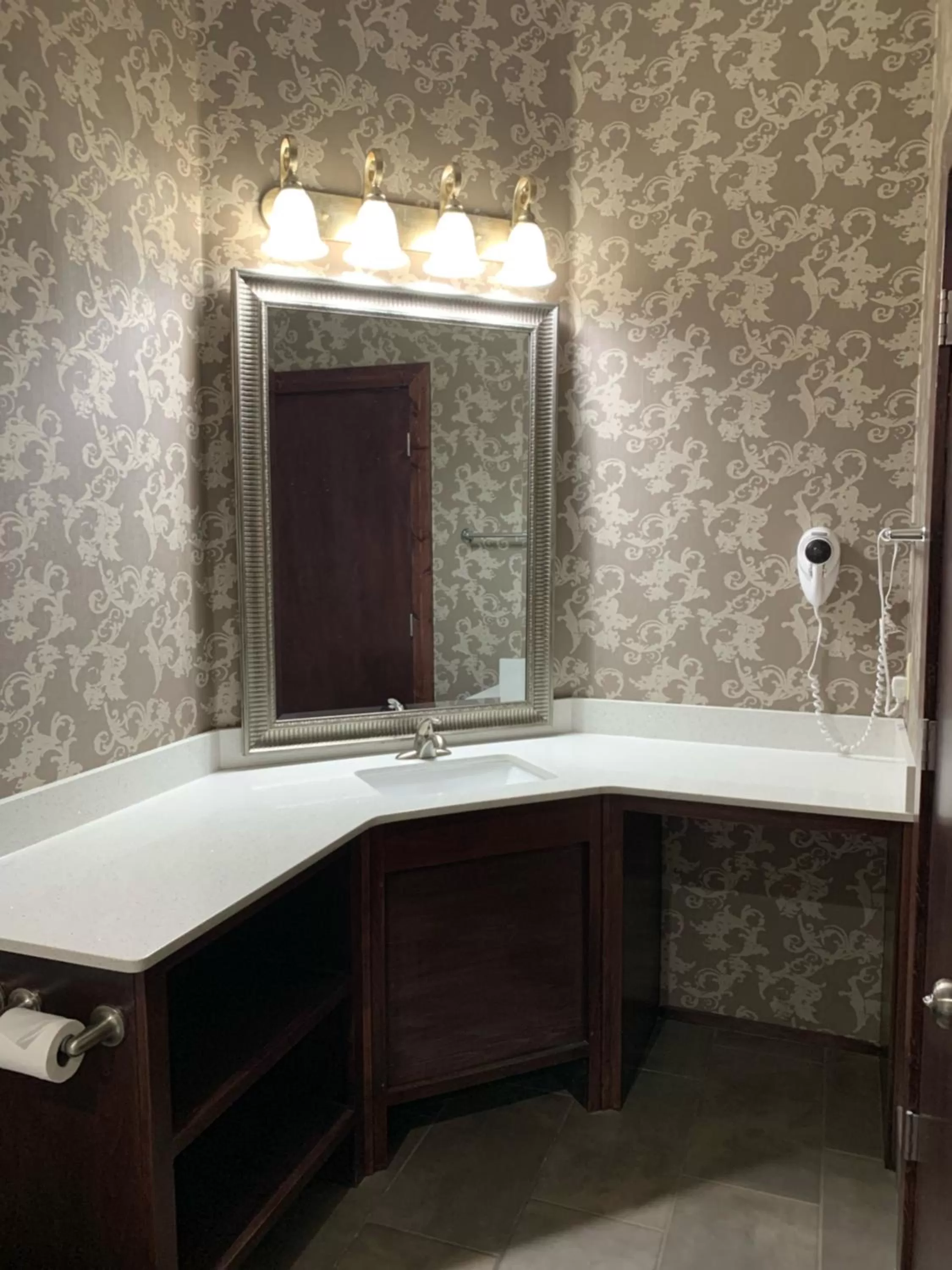 King Suite with Whirlpool - Non-Smoking in Quality Inn Eureka Springs South
