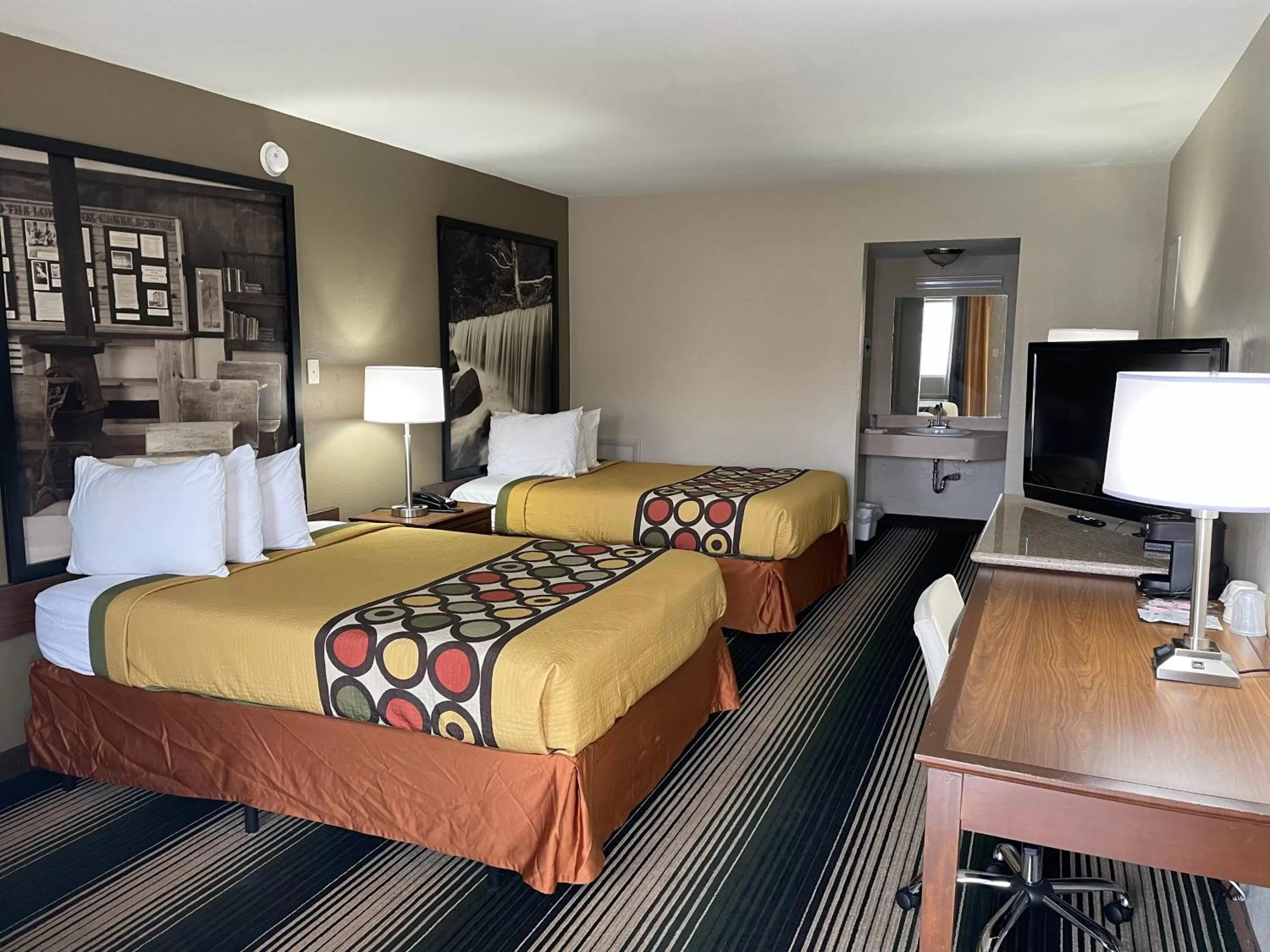 Deluxe Double Room on First Floor - Disability Access/Non-Smoking in Super 8 by Wyndham Junction City