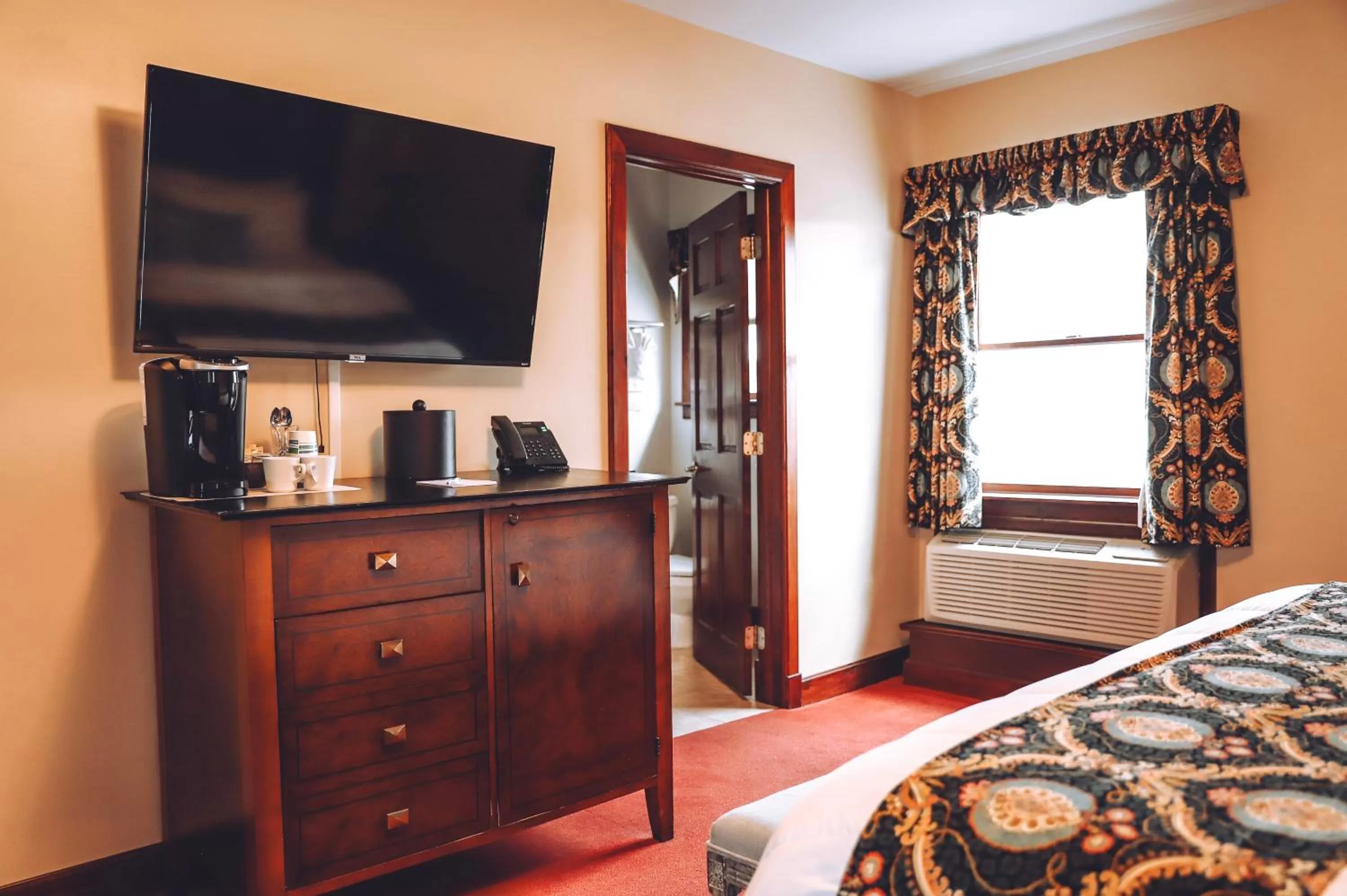 Standard King Room in Tom Quick Inn