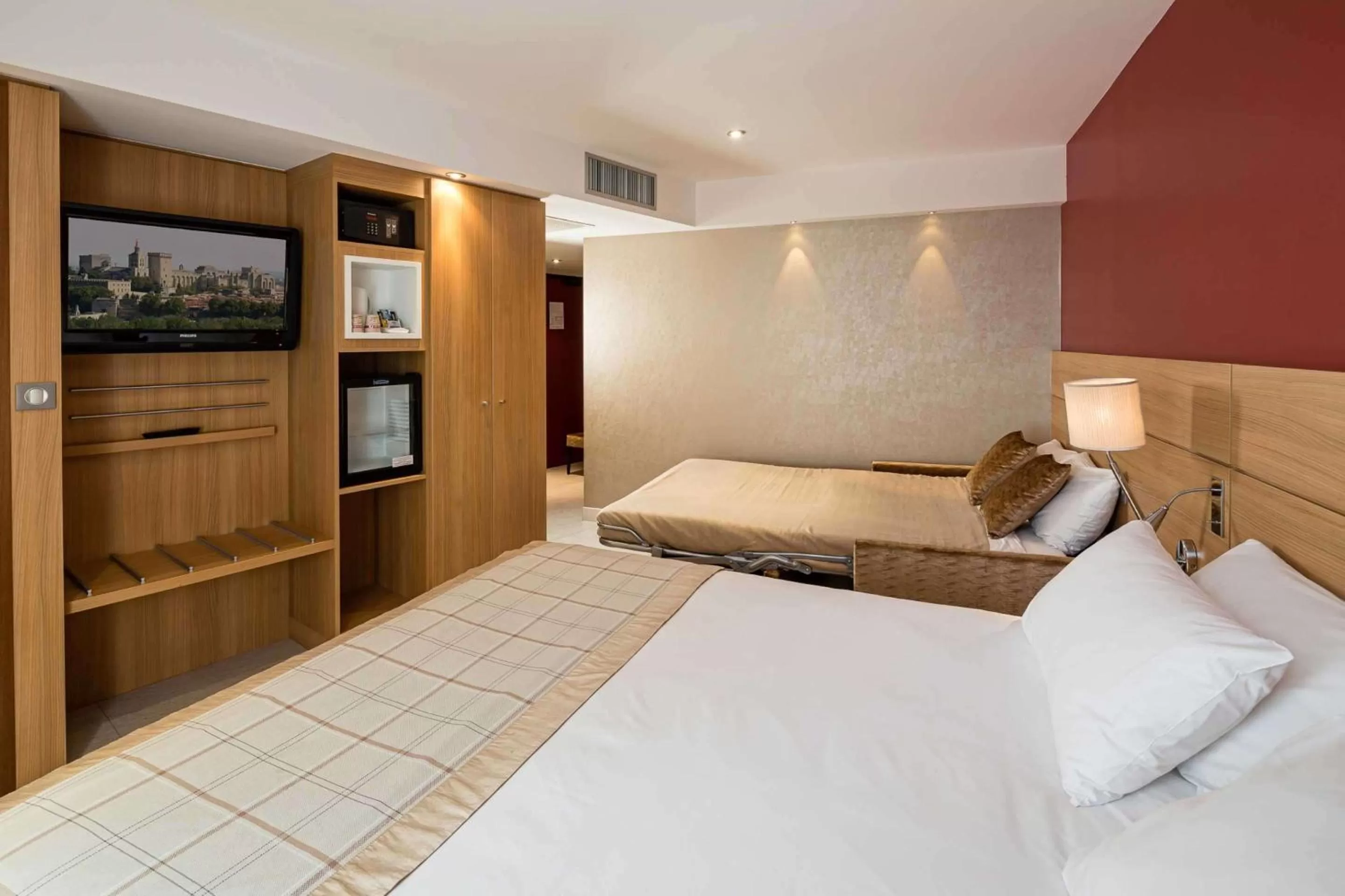 Family Room with Queen Bed in Best Western Plus Le Lavarin