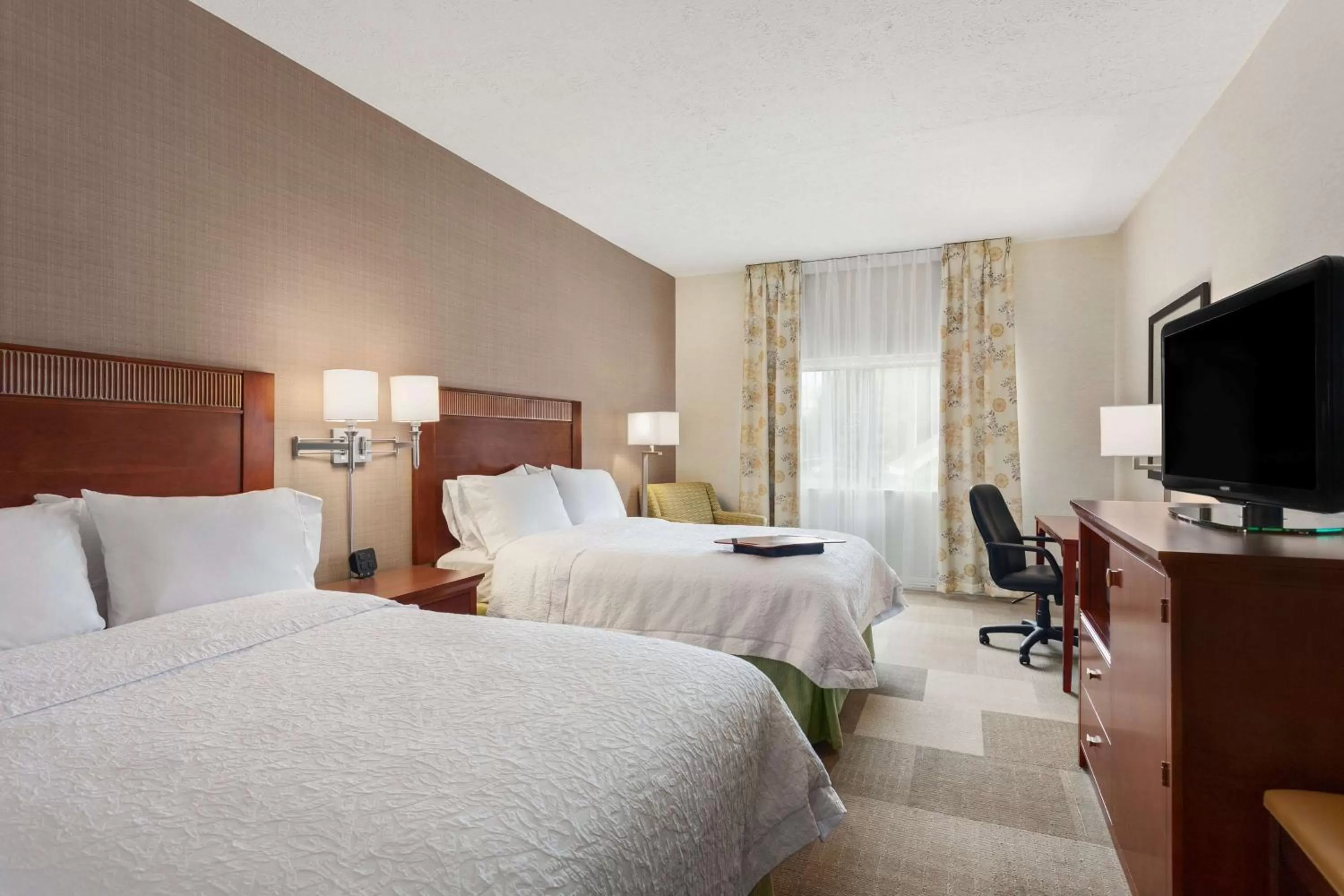 Double Room with Two Queen Beds and Bath Tub - Mobility Access in Hampton Inn Burlington - Colchester