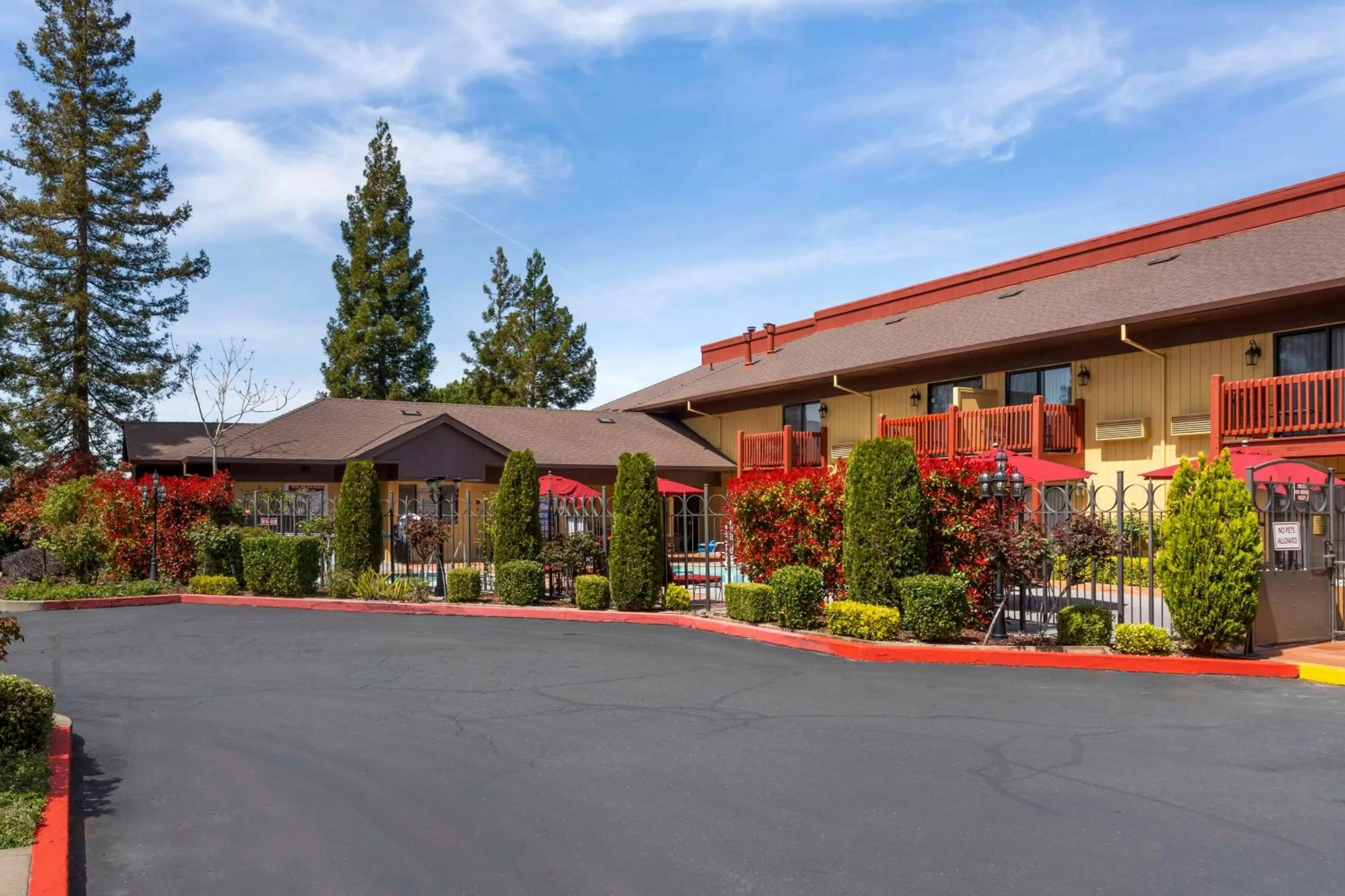 Property building in Best Western Plus Placerville Inn