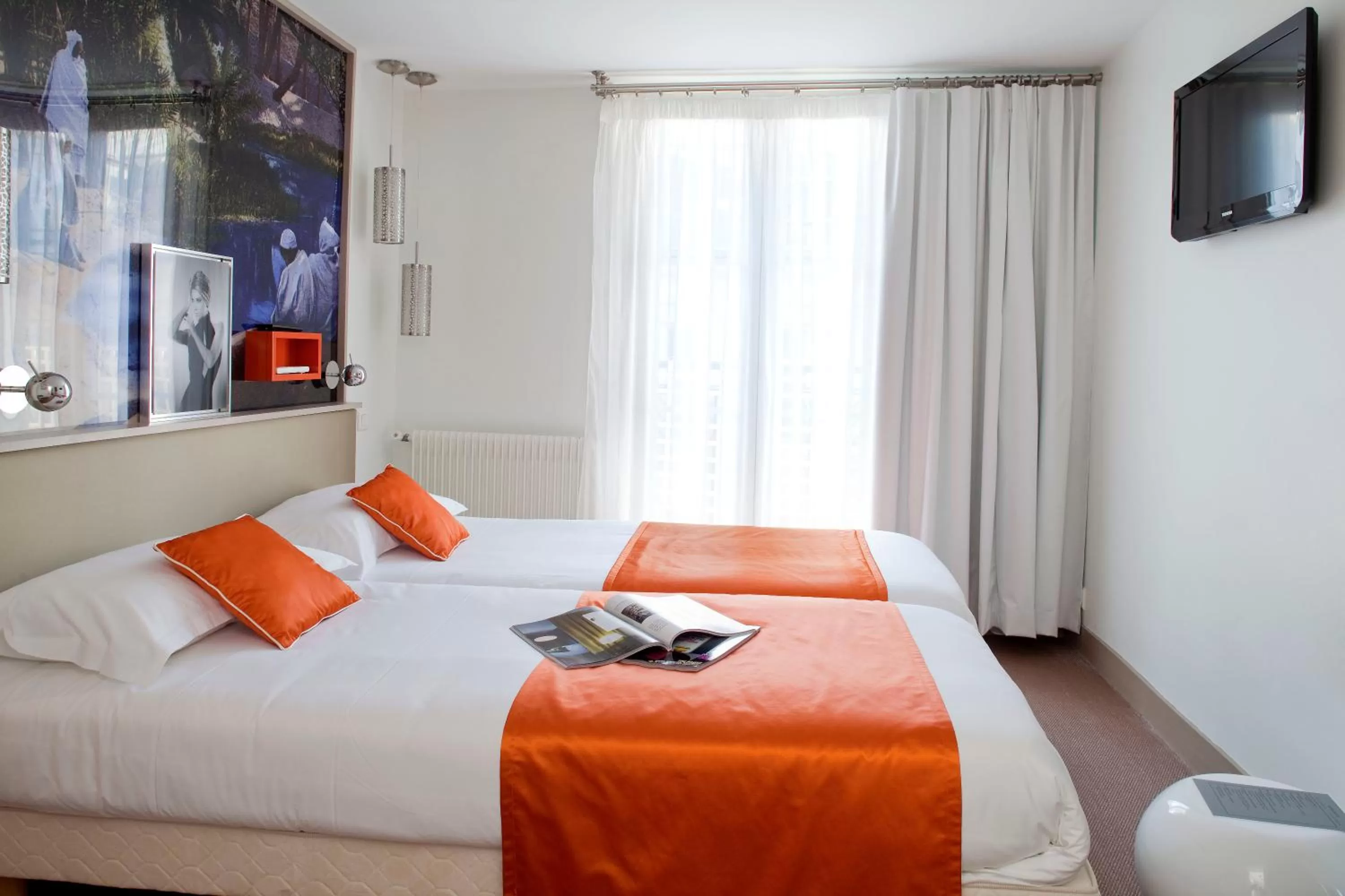 Superior Twin Room with Street View in Hôtel Mayet