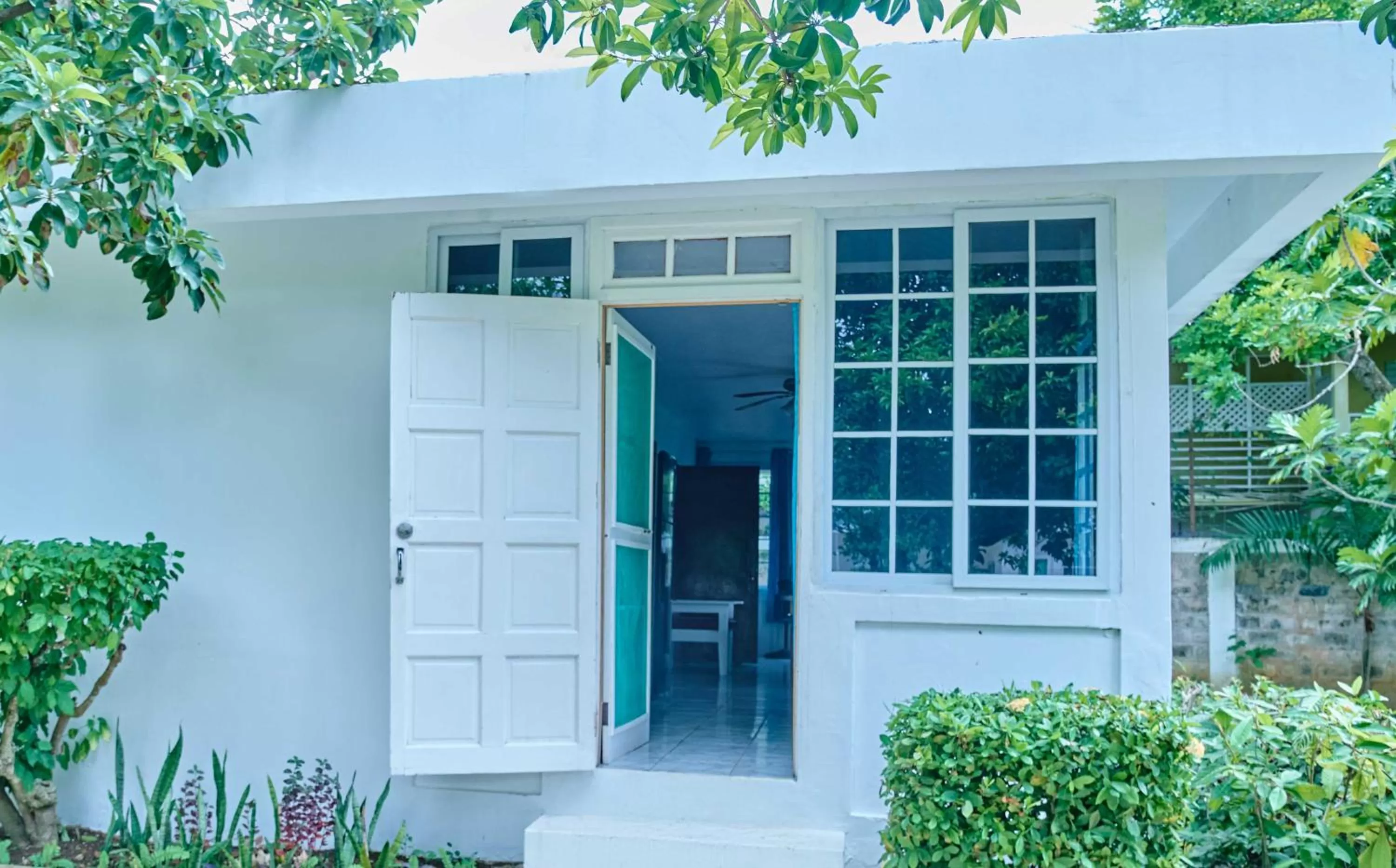 Deluxe Room (2 Adults + 1 Child) in Yellow Bird Sea