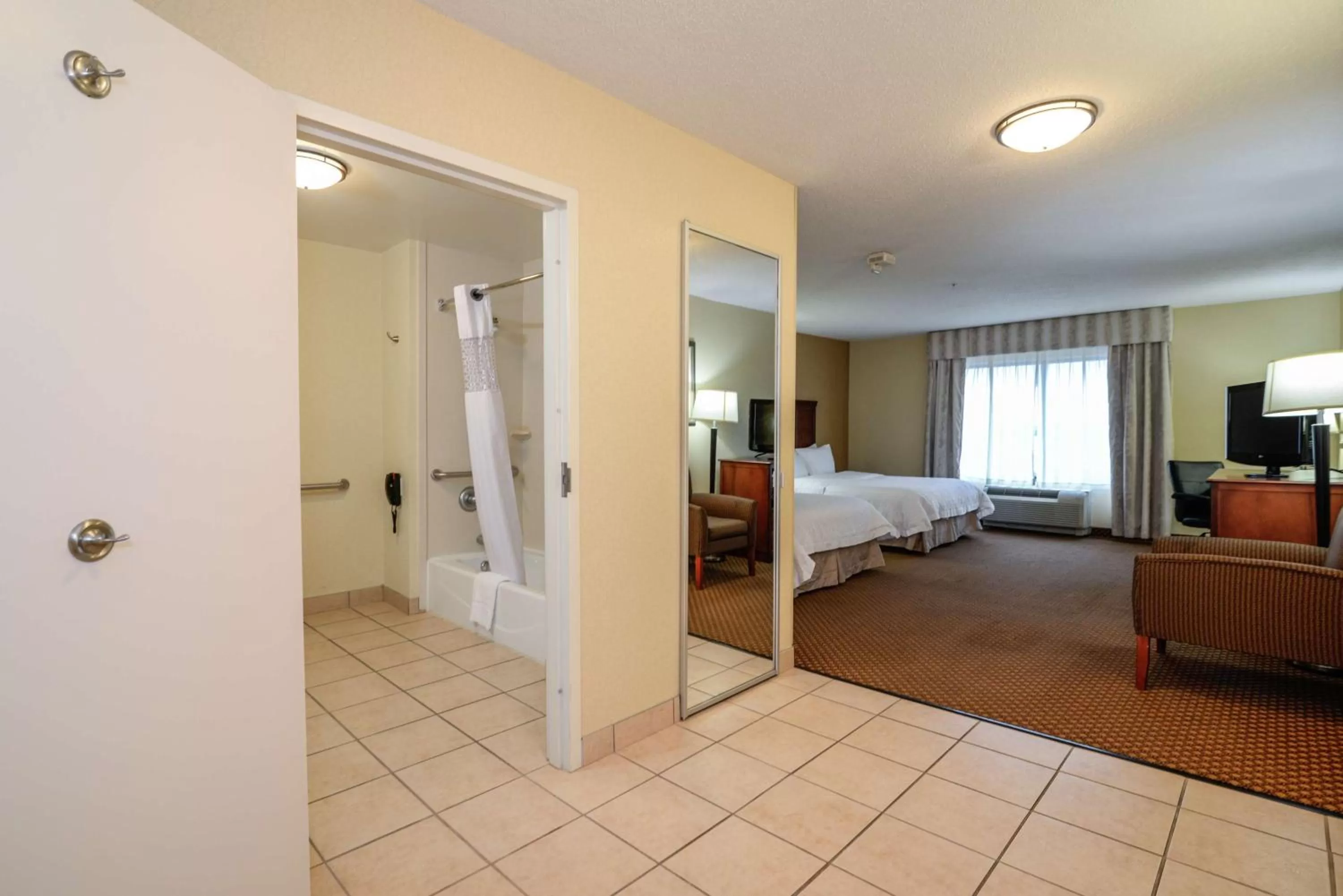 Queen Room with Two Queen Beds and Bath Tub - Mobility and Hearing Access/Non-Smoking in Hampton Inn & Suites Detroit/Chesterfield