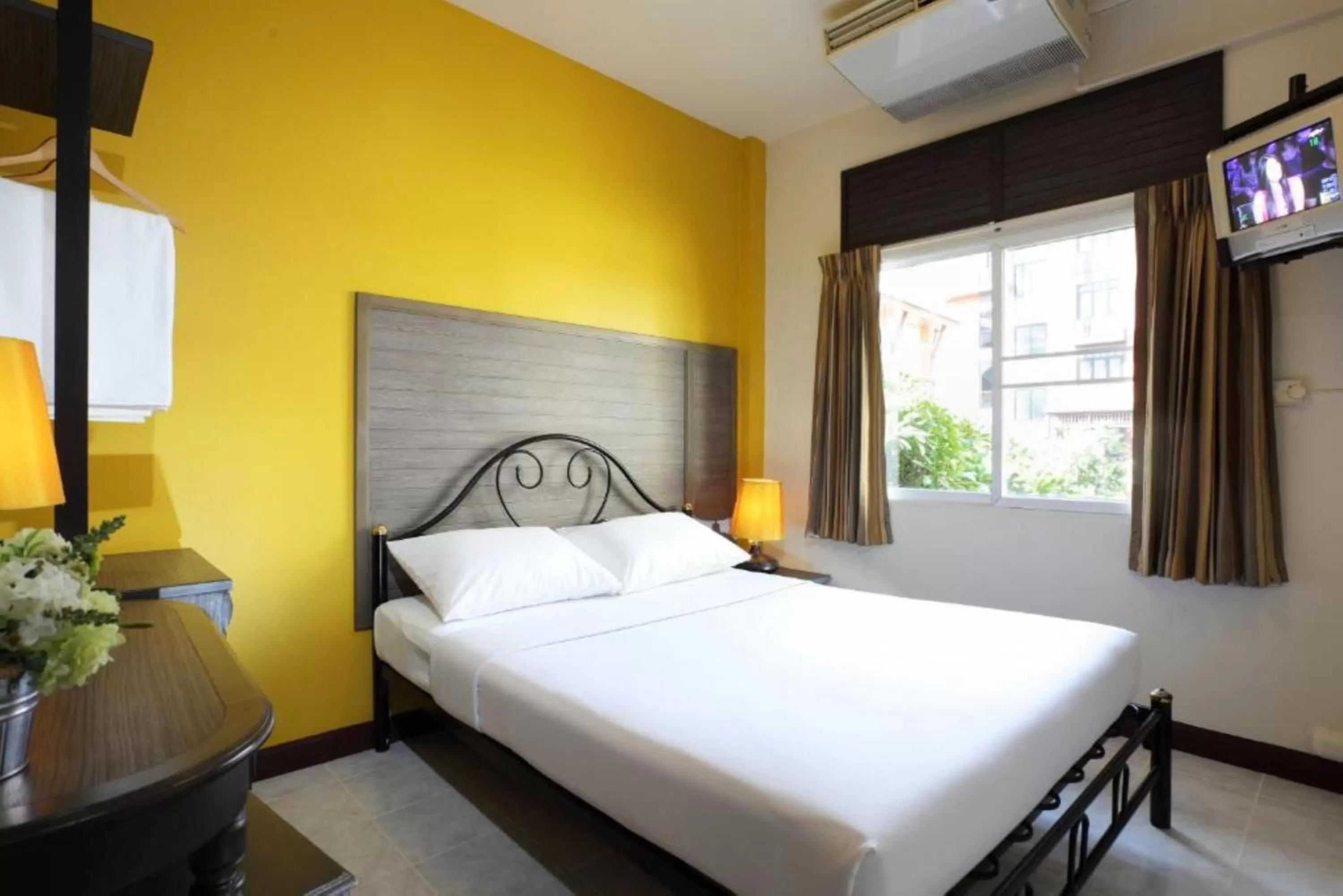 Junior Double Room in Rambuttri Village Plaza