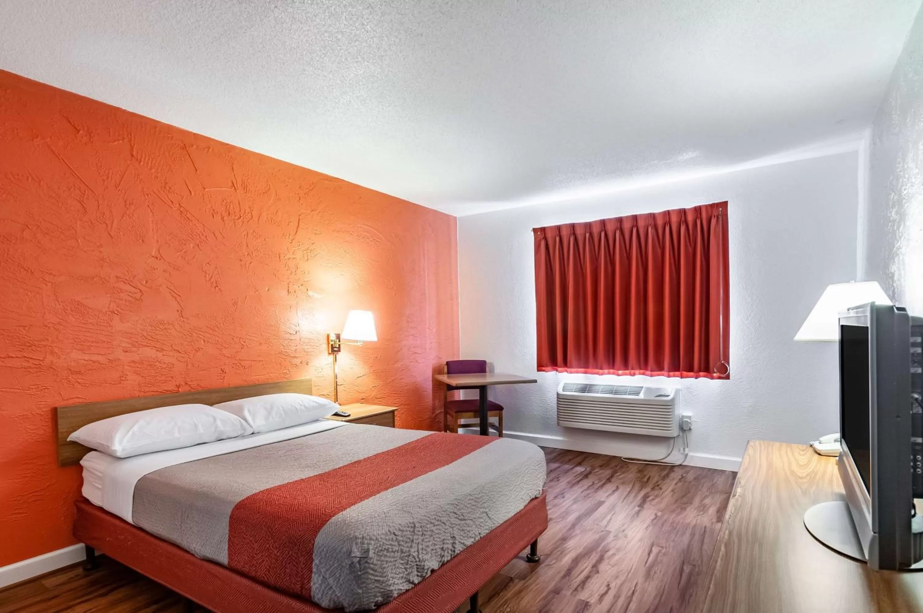 Deluxe Queen Room - Non-Smoking in Motel 6-Naperville, IL