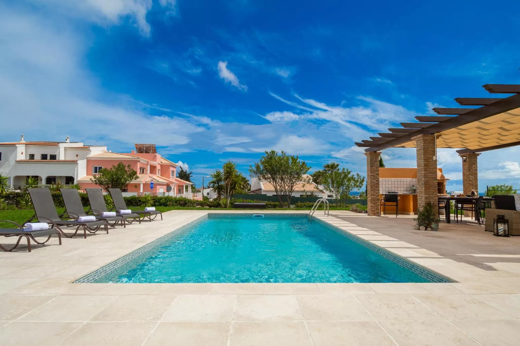 Four-Bedroom Villa with Private Pool in Colina da Lapa & Villas