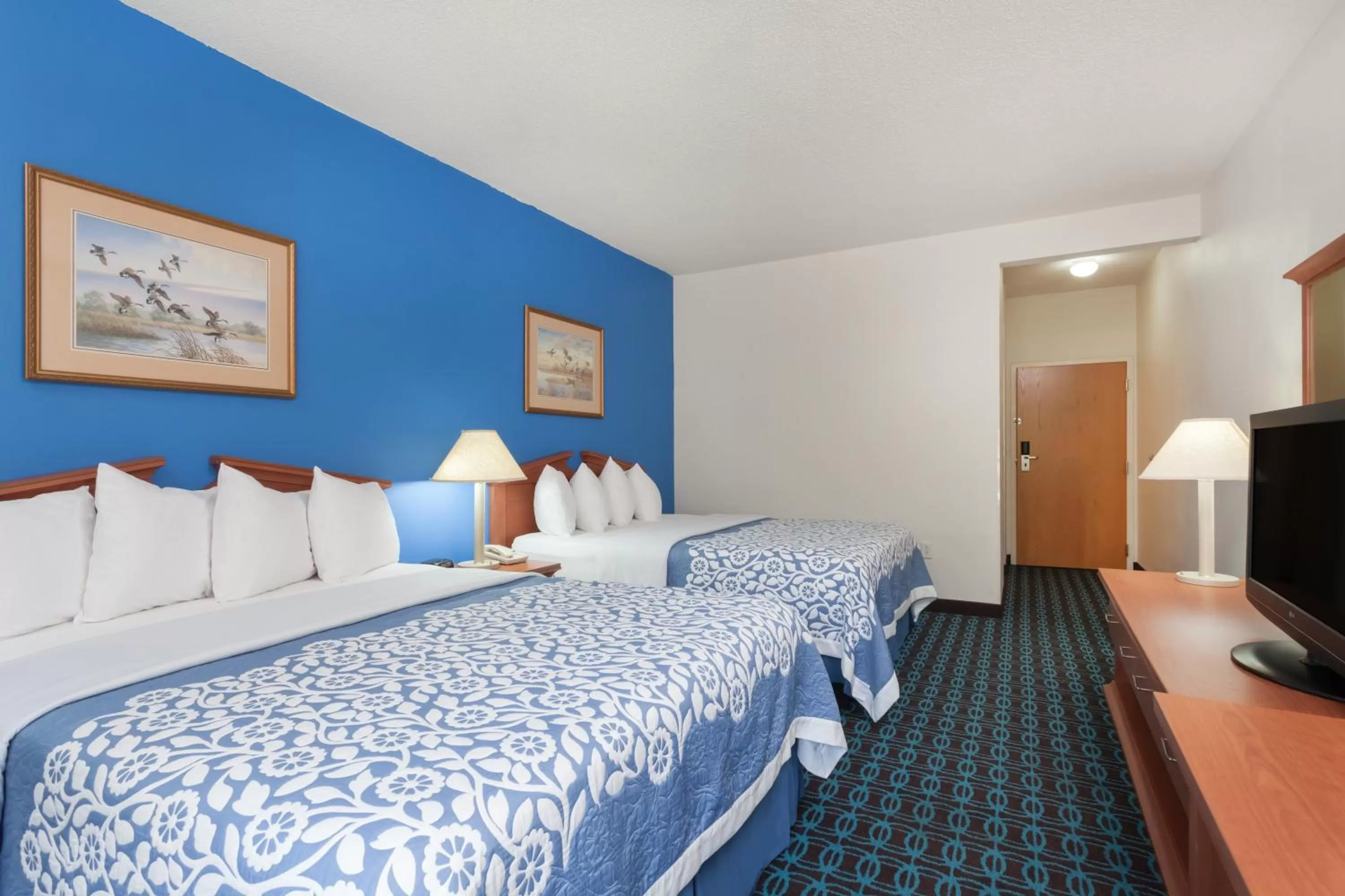 Queen Room with Two Queen Beds - Mobility Access/Non-Smoking in Days Inn & Suites by Wyndham Cambridge